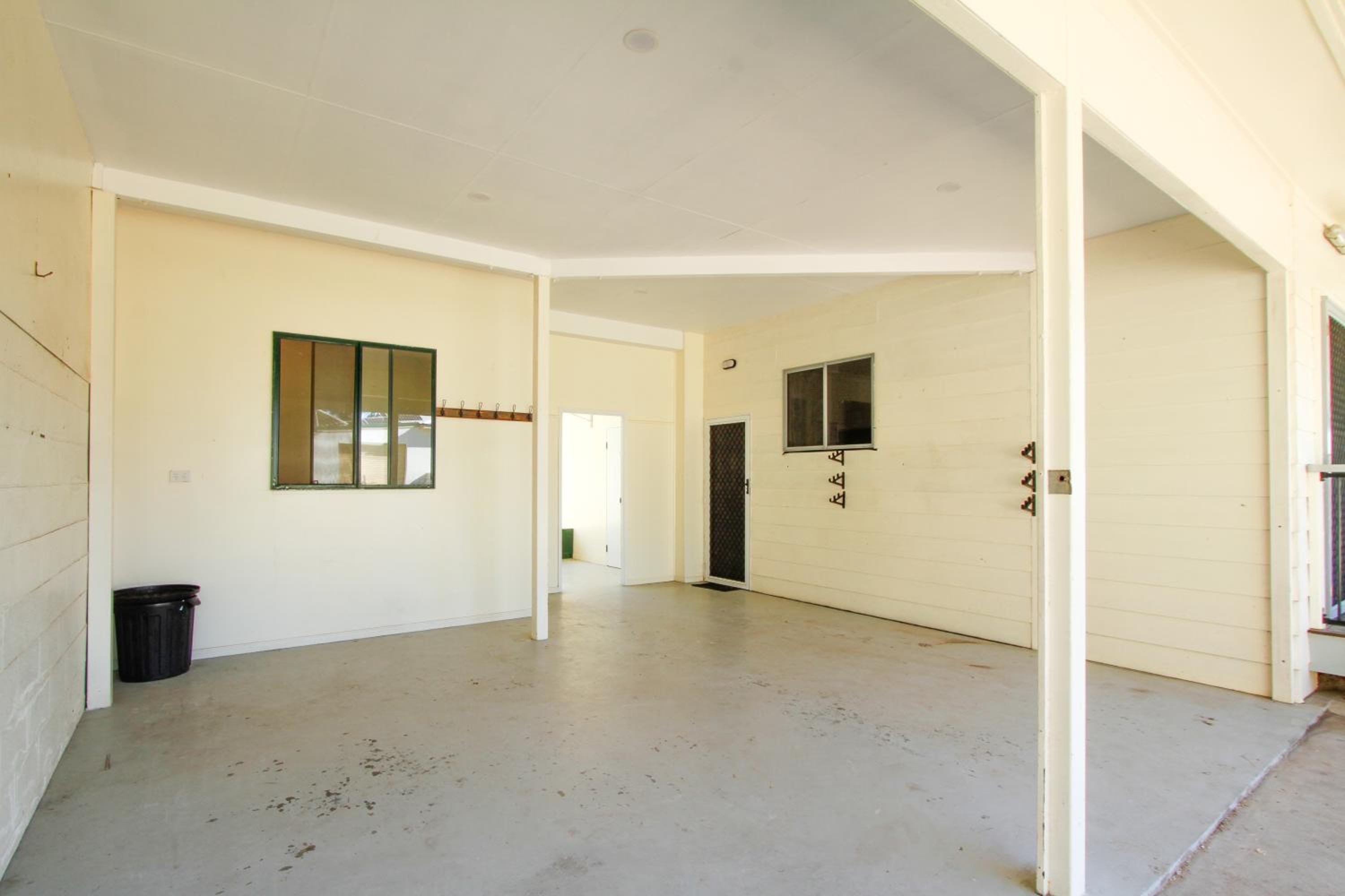 Six-Bedroom House photo 1