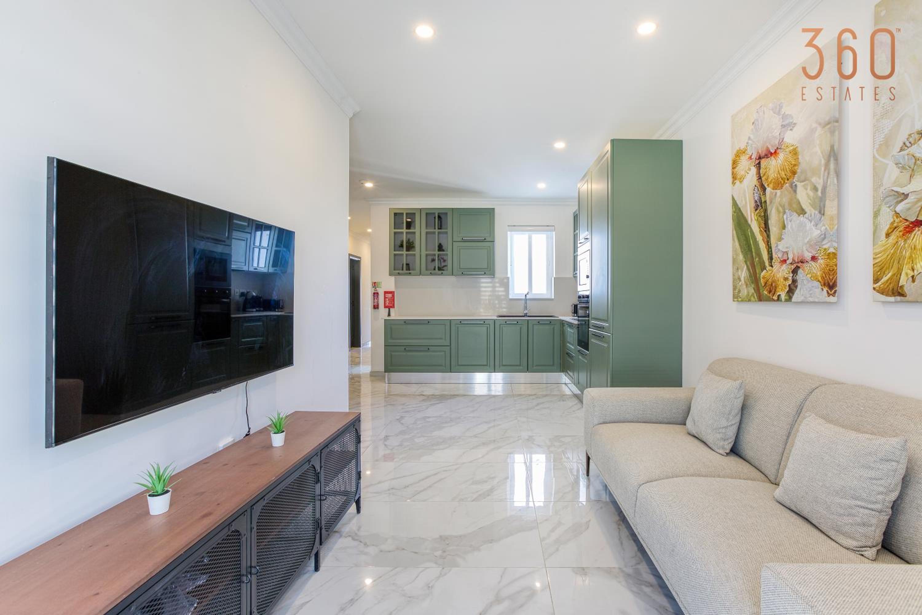 Three-Bedroom Apartment With Balcony photo 1