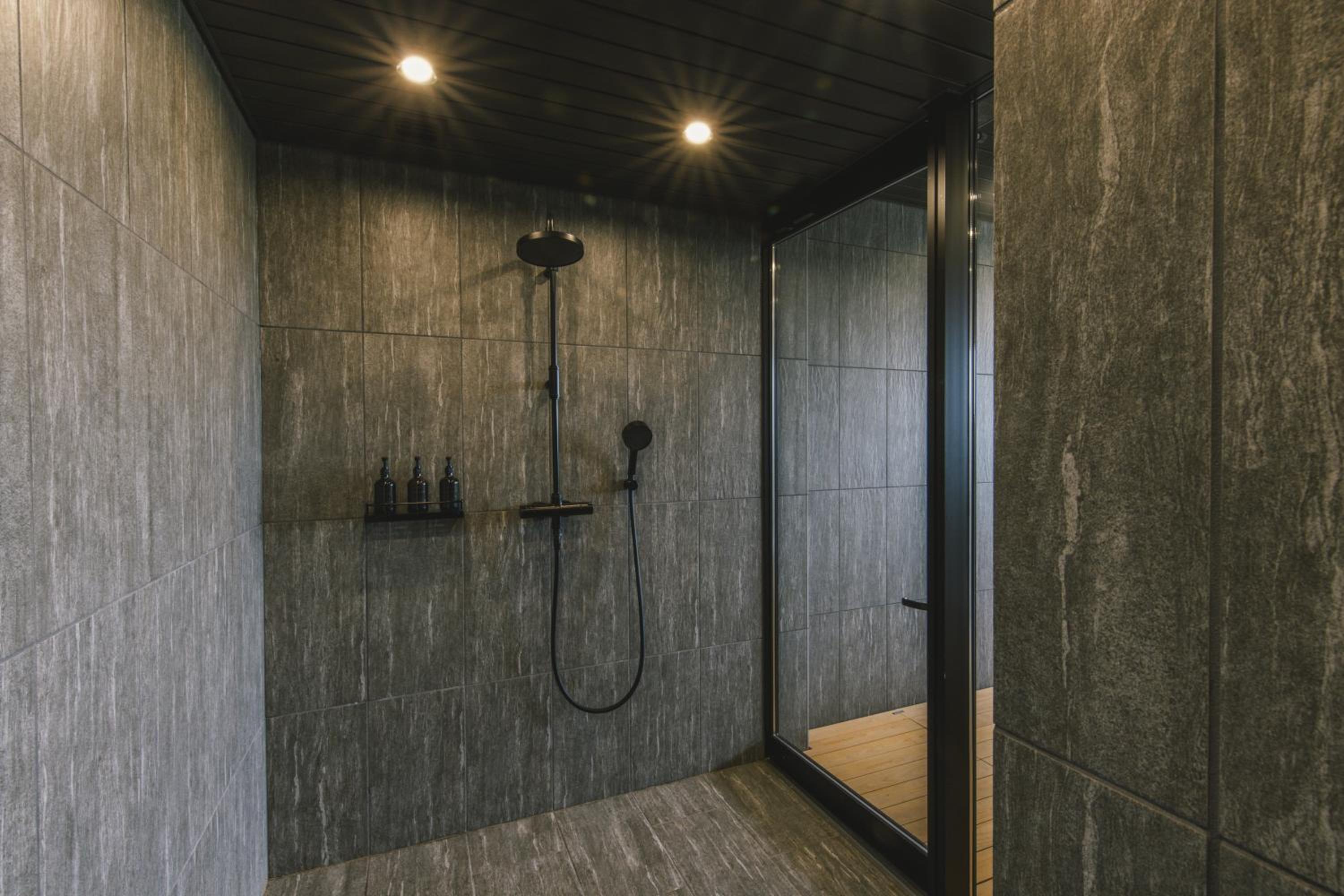 Three-Bedroom Suite - Photo 9