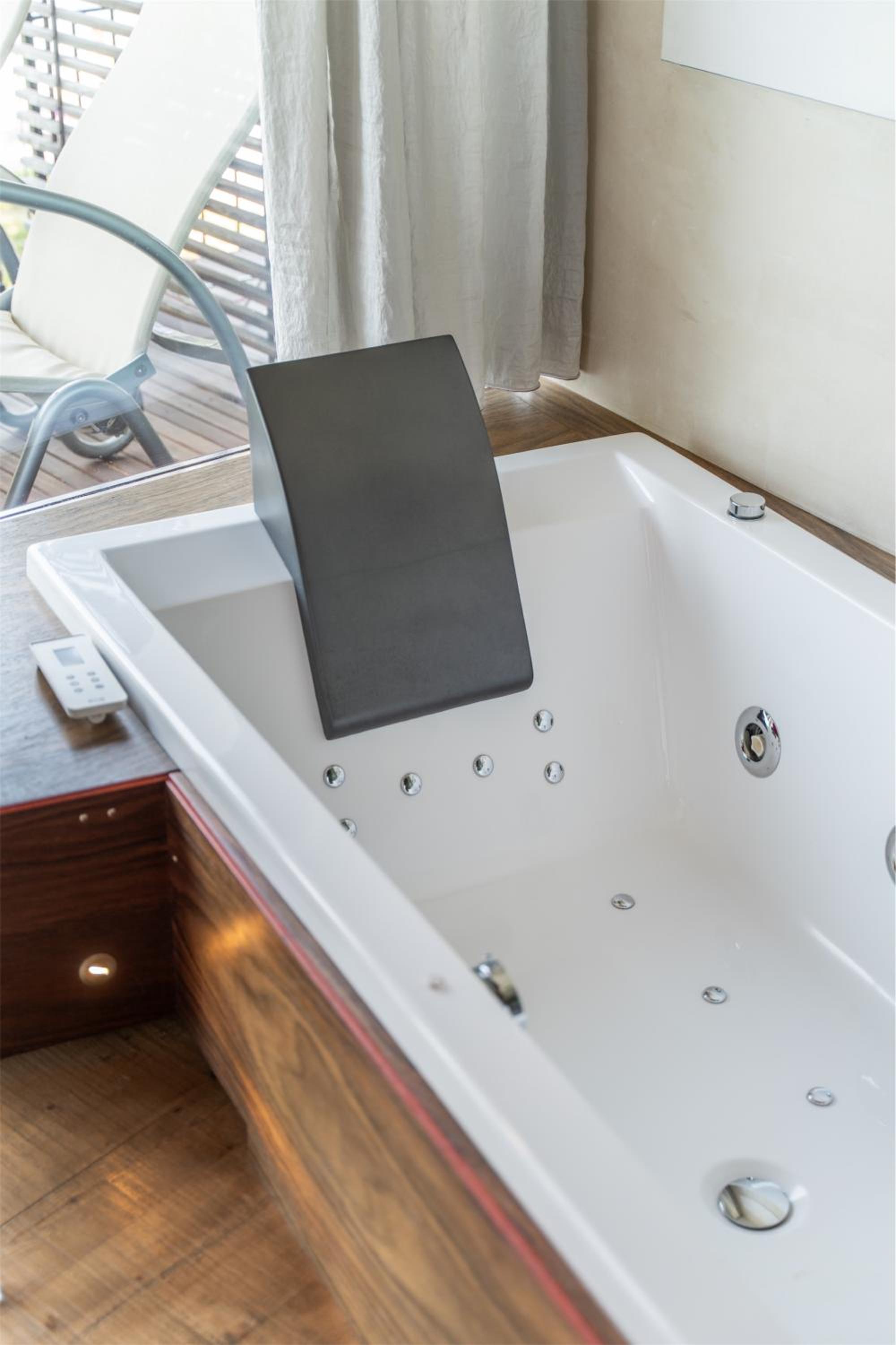 Romantic Suite Front Lake with Balcony  photo 3