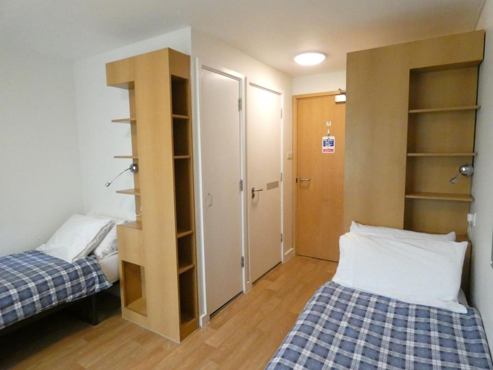 Single Bed in Male 2 Bed Dormitory Room photo 3