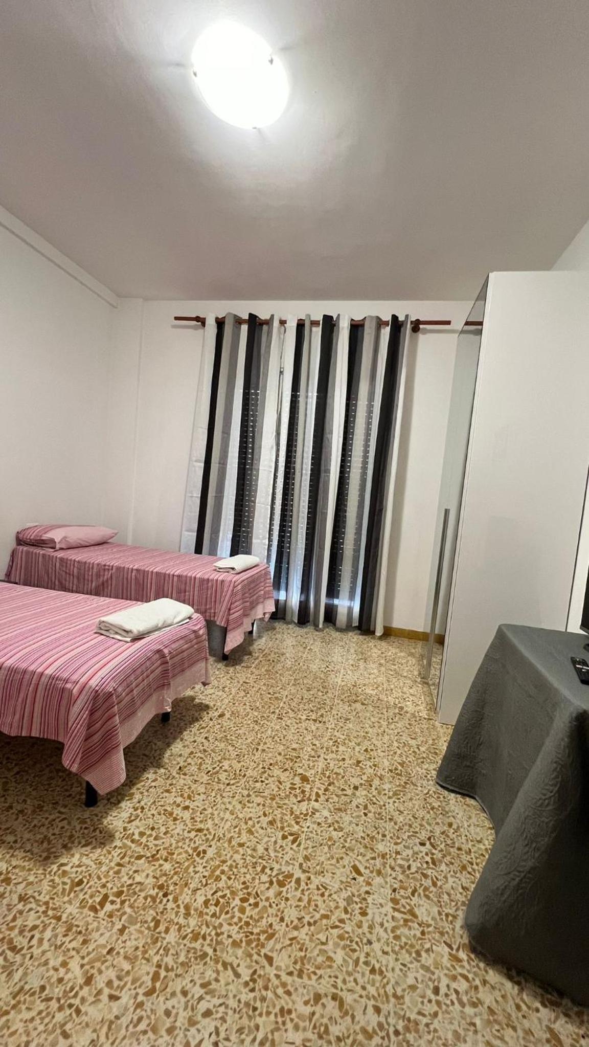 Large Twin Room - Photo 4