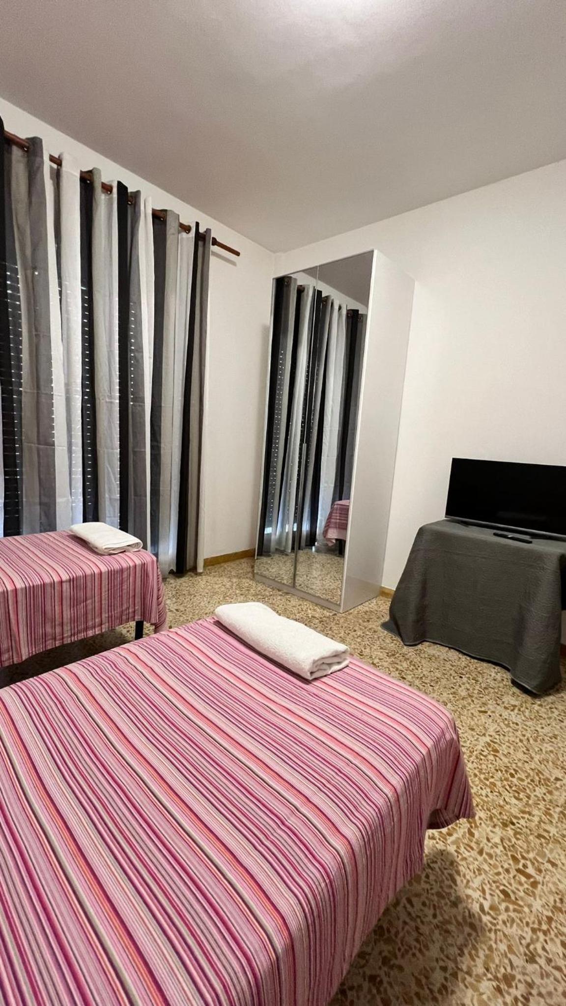 Large Twin Room - Photo 2