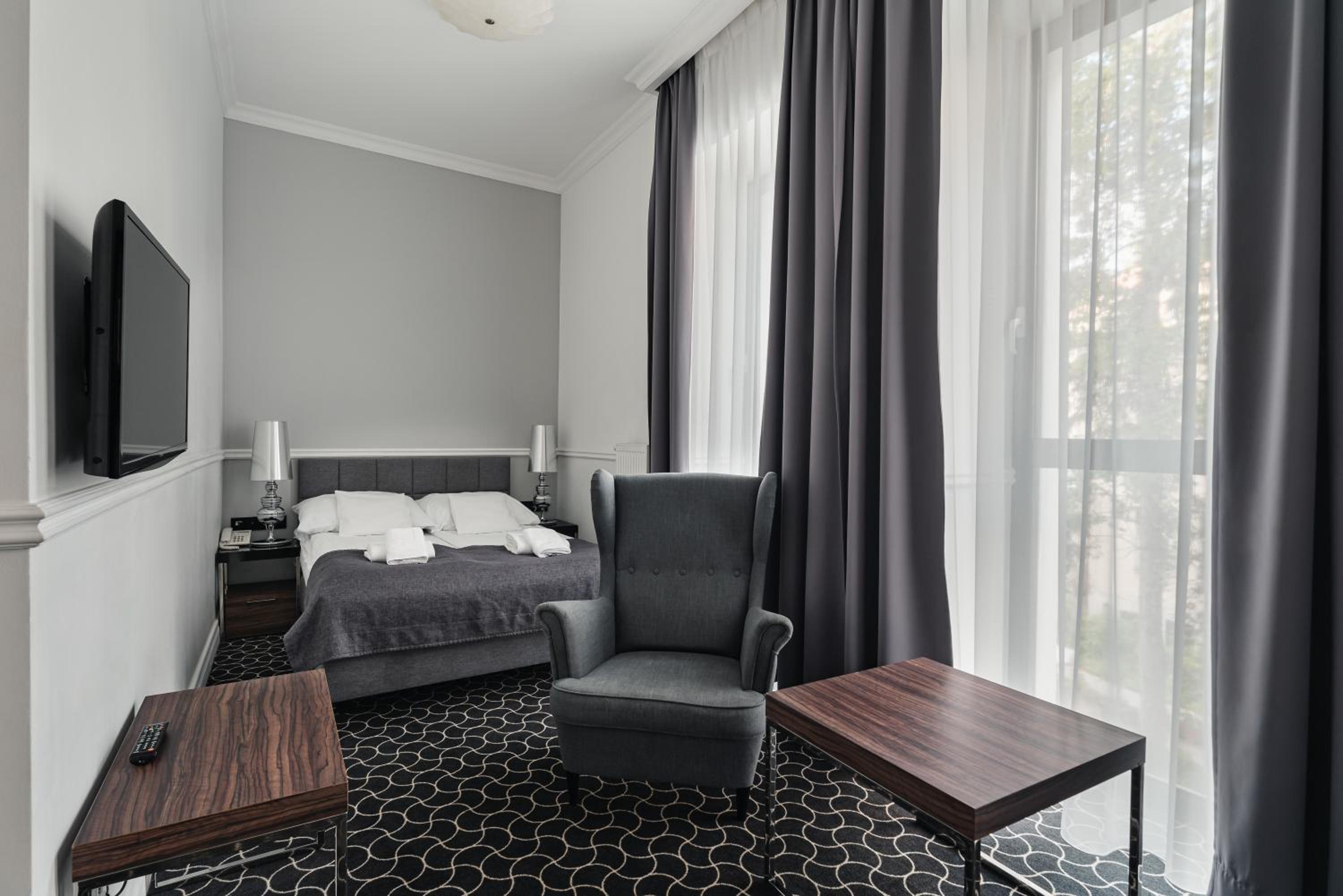 Superior Double or Twin Room thumbnail 5