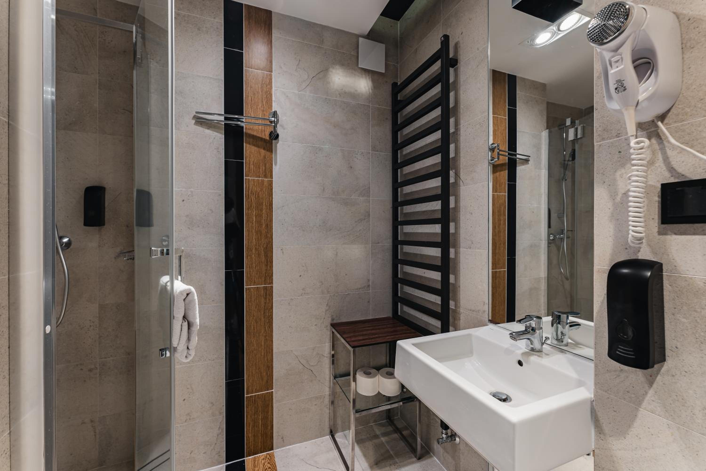 Quadruple Room - Photo 9
