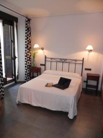 Double or Twin Room - Photo 3