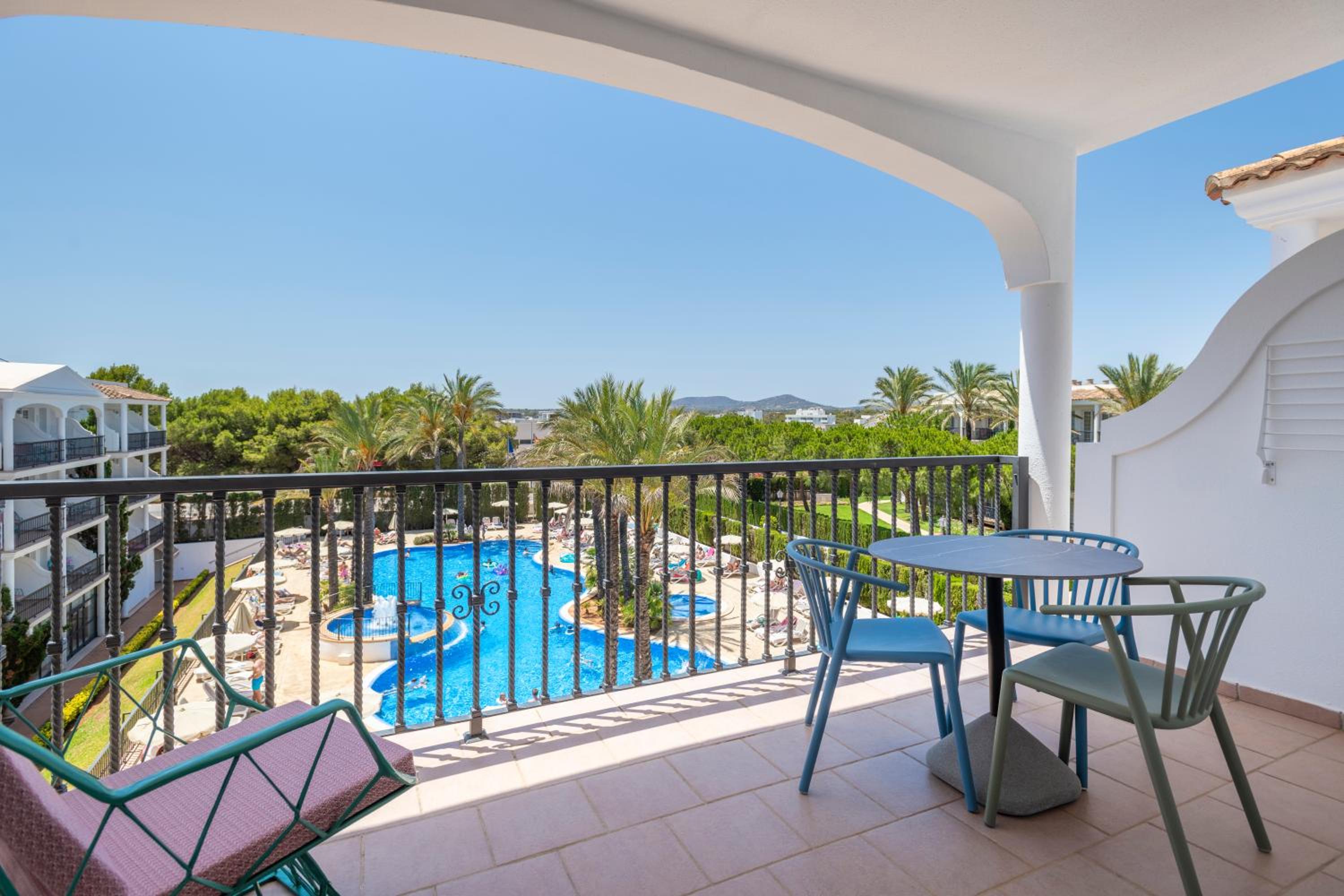 Apartment with Pool View  photo 2