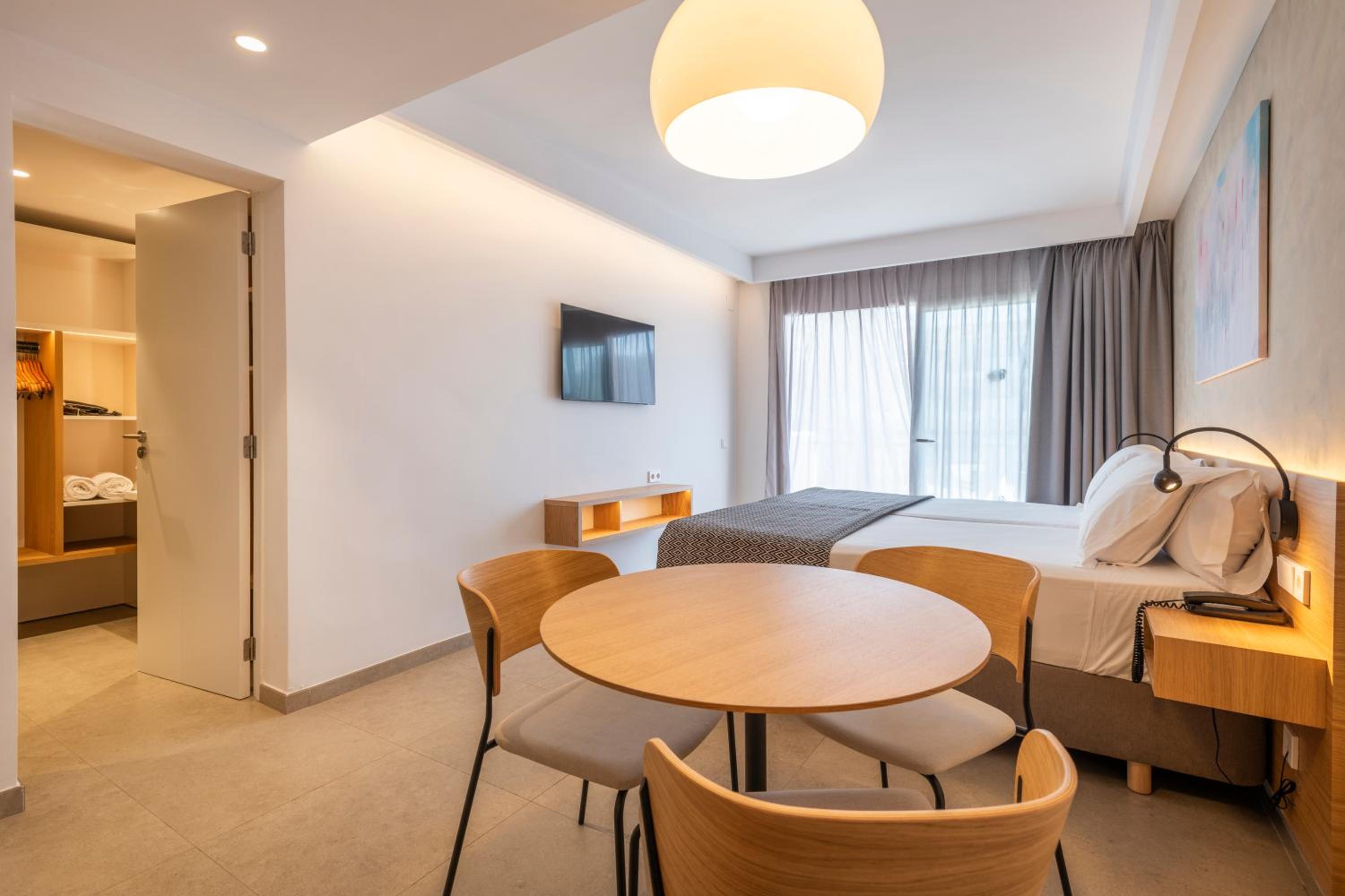 Estudio Premium con vista a la piscina