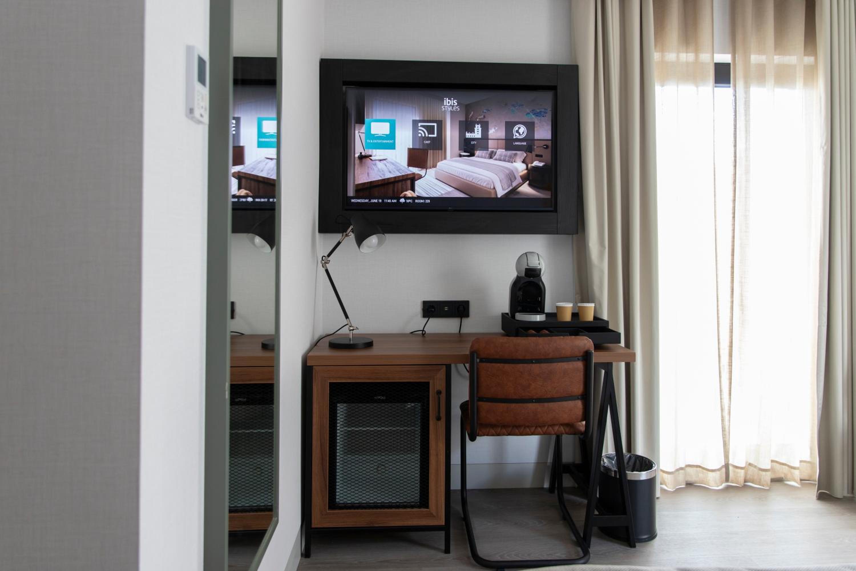 Superior Twin Room thumbnail 6