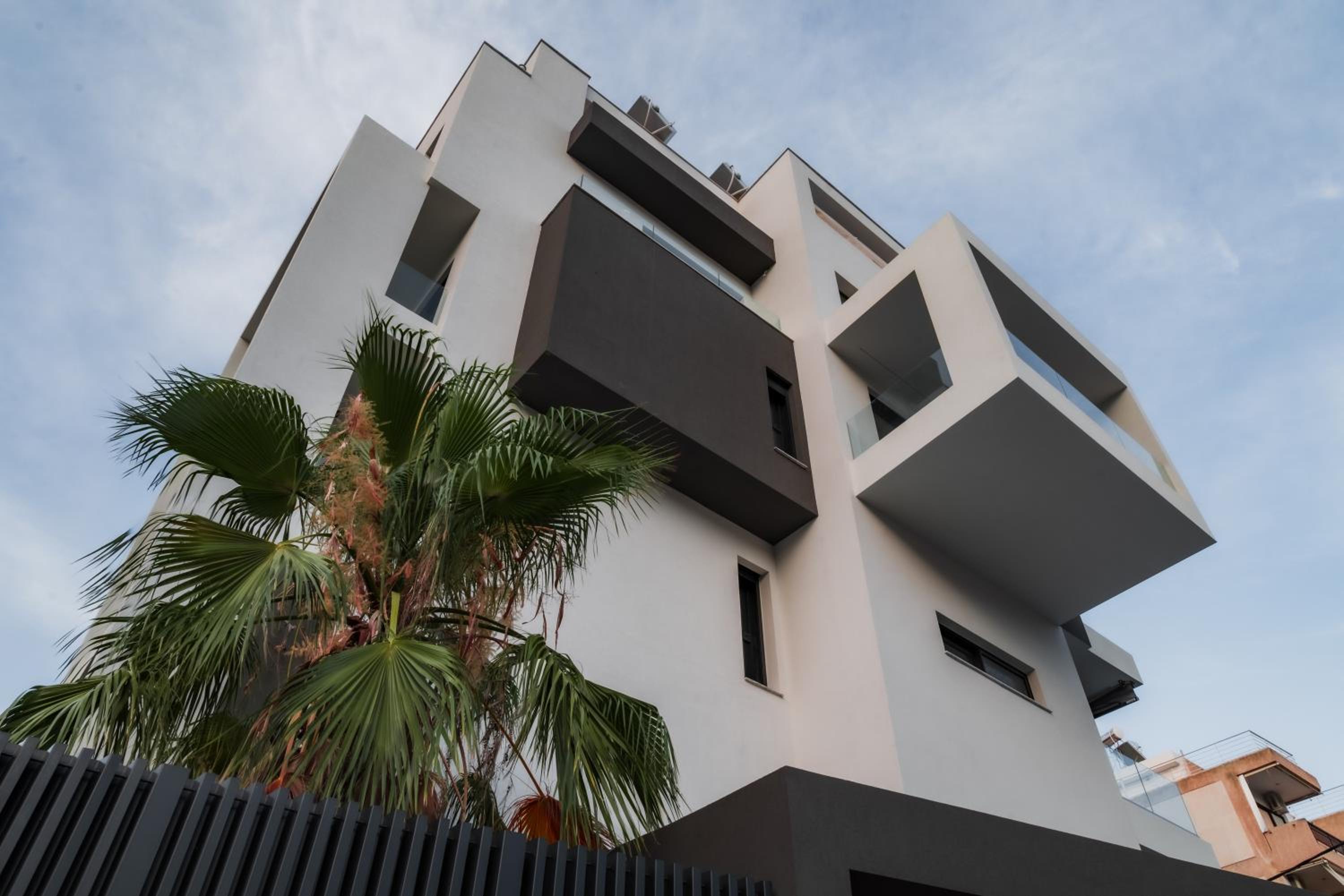 One-Bedroom Apartment with Balcony and Mountain View photo 3