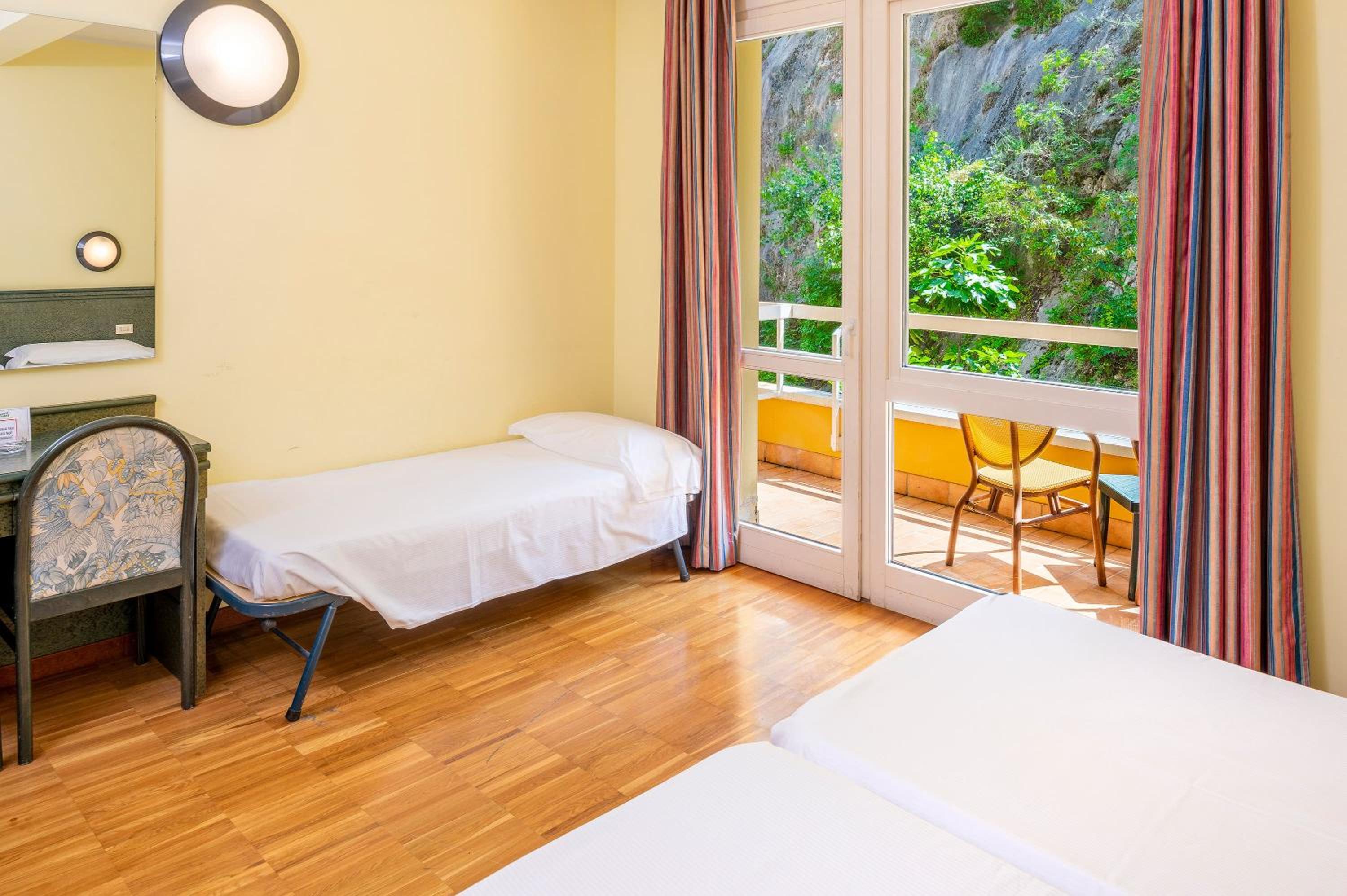 Quadruple Room with Mountain View - Photo 3