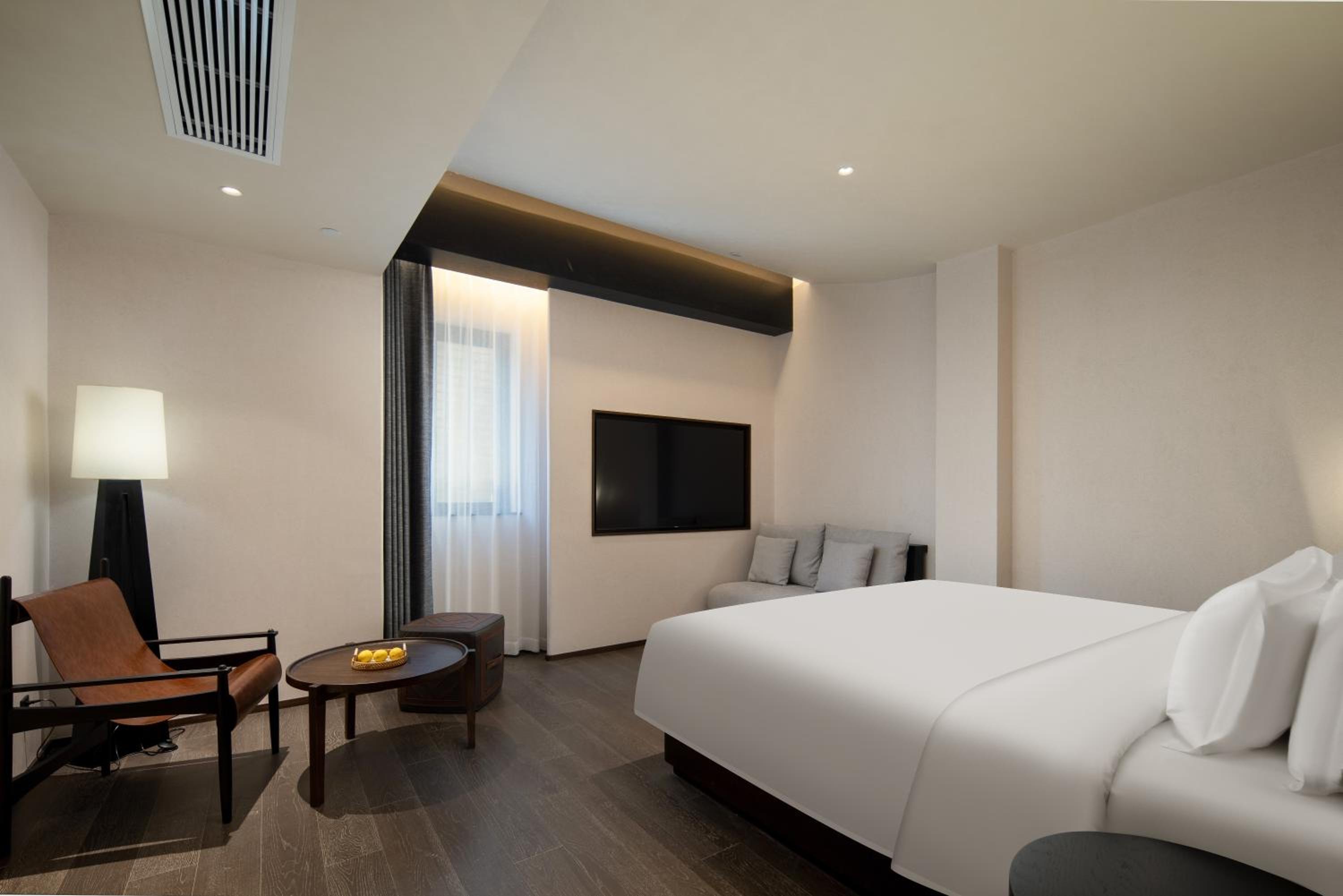Deluxe Queen Room With Bathtub photo 1