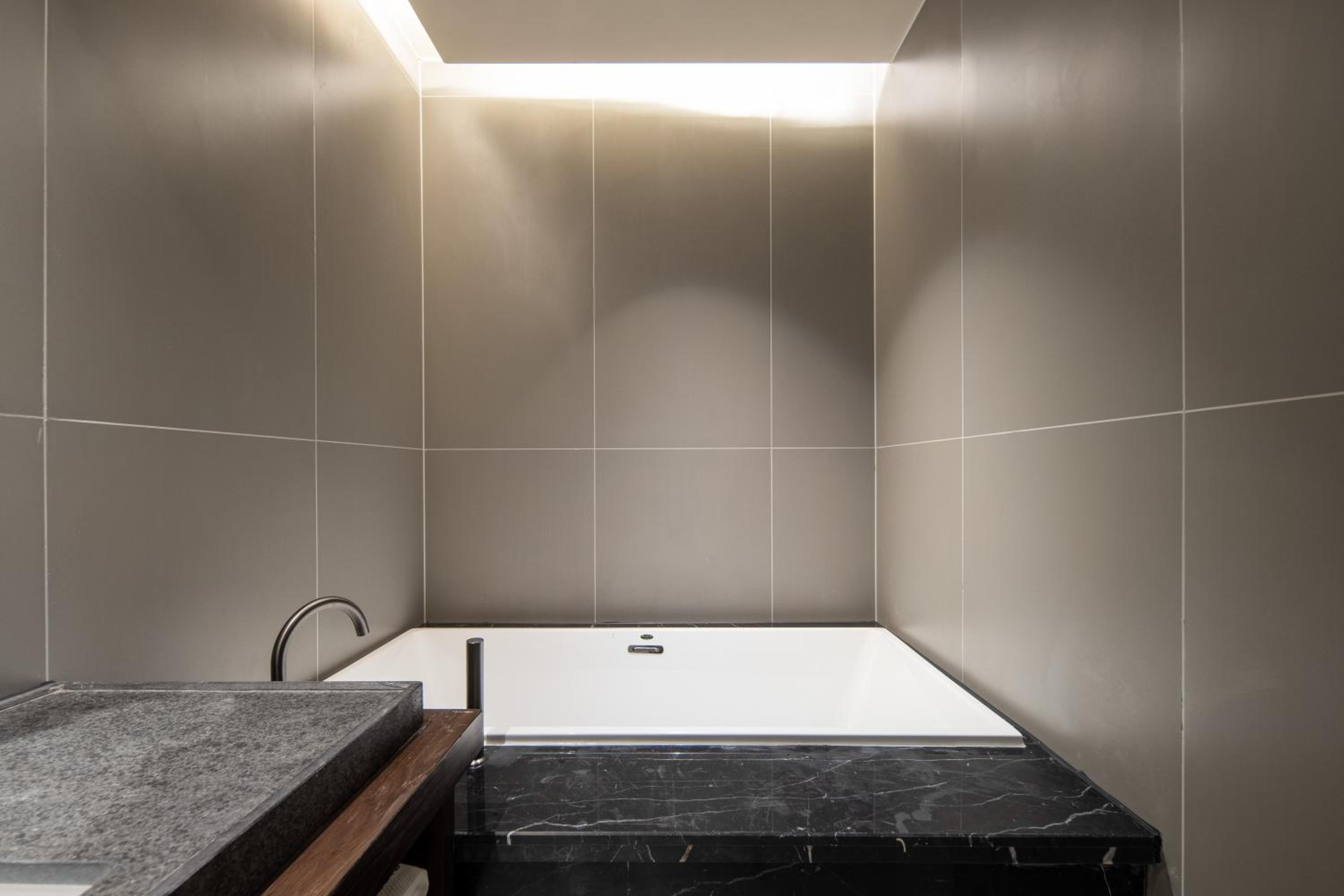 Deluxe Queen Room With Bathtub photo 3