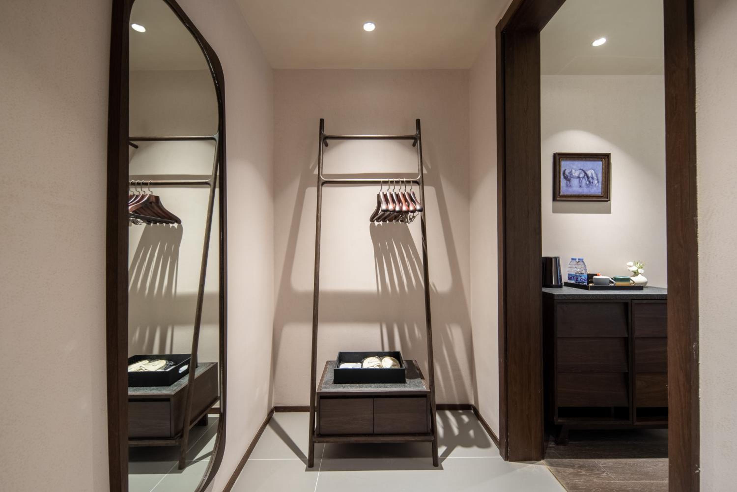 Deluxe Queen Room With Bathtub photo 2