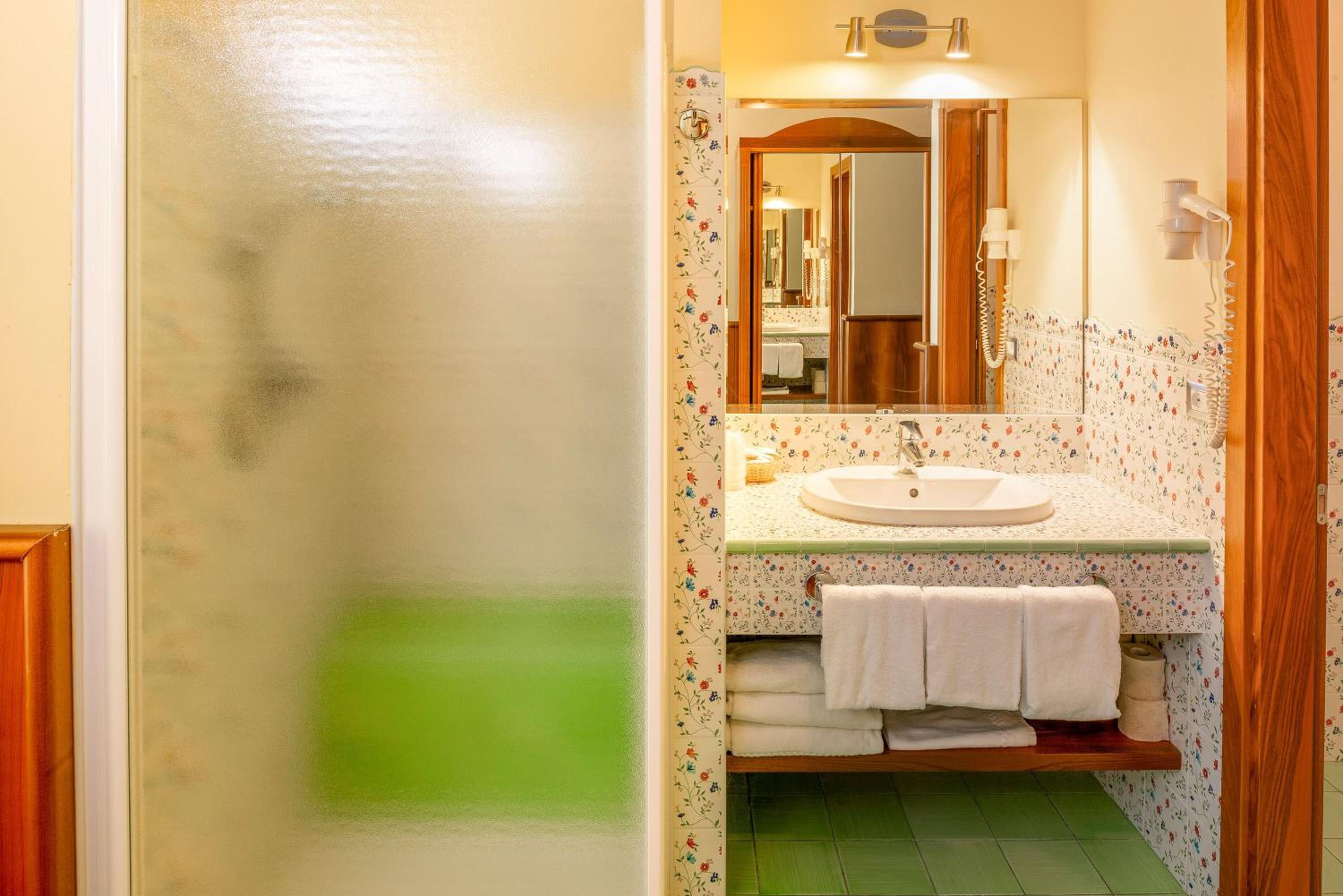 Deluxe Twin Room with Mountain View - Photo 8