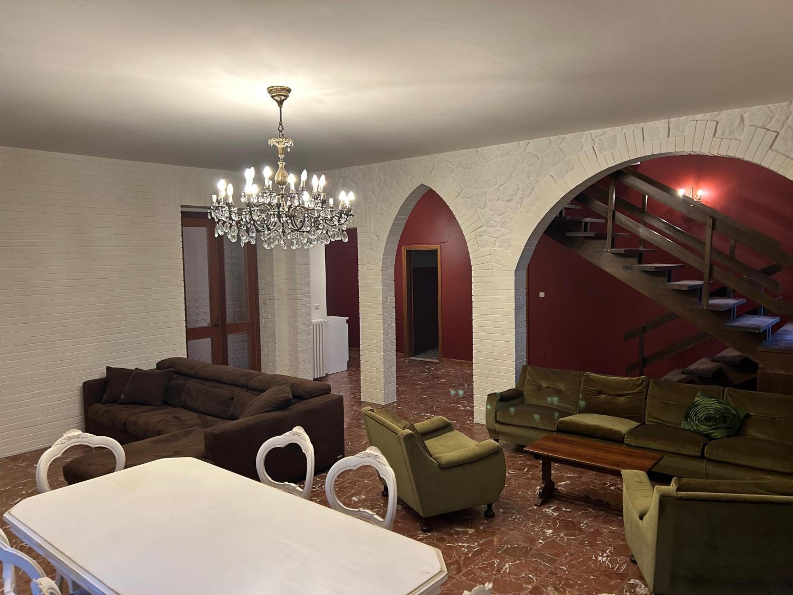 Five-Bedroom House photo 2