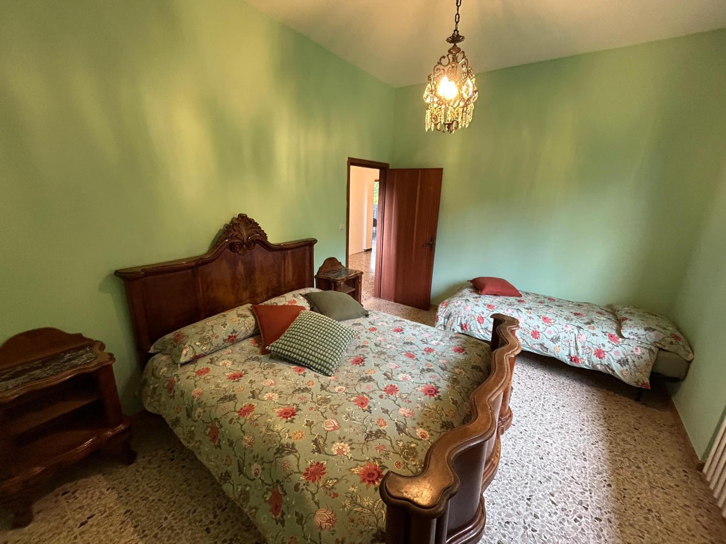 Five-Bedroom House photo 3