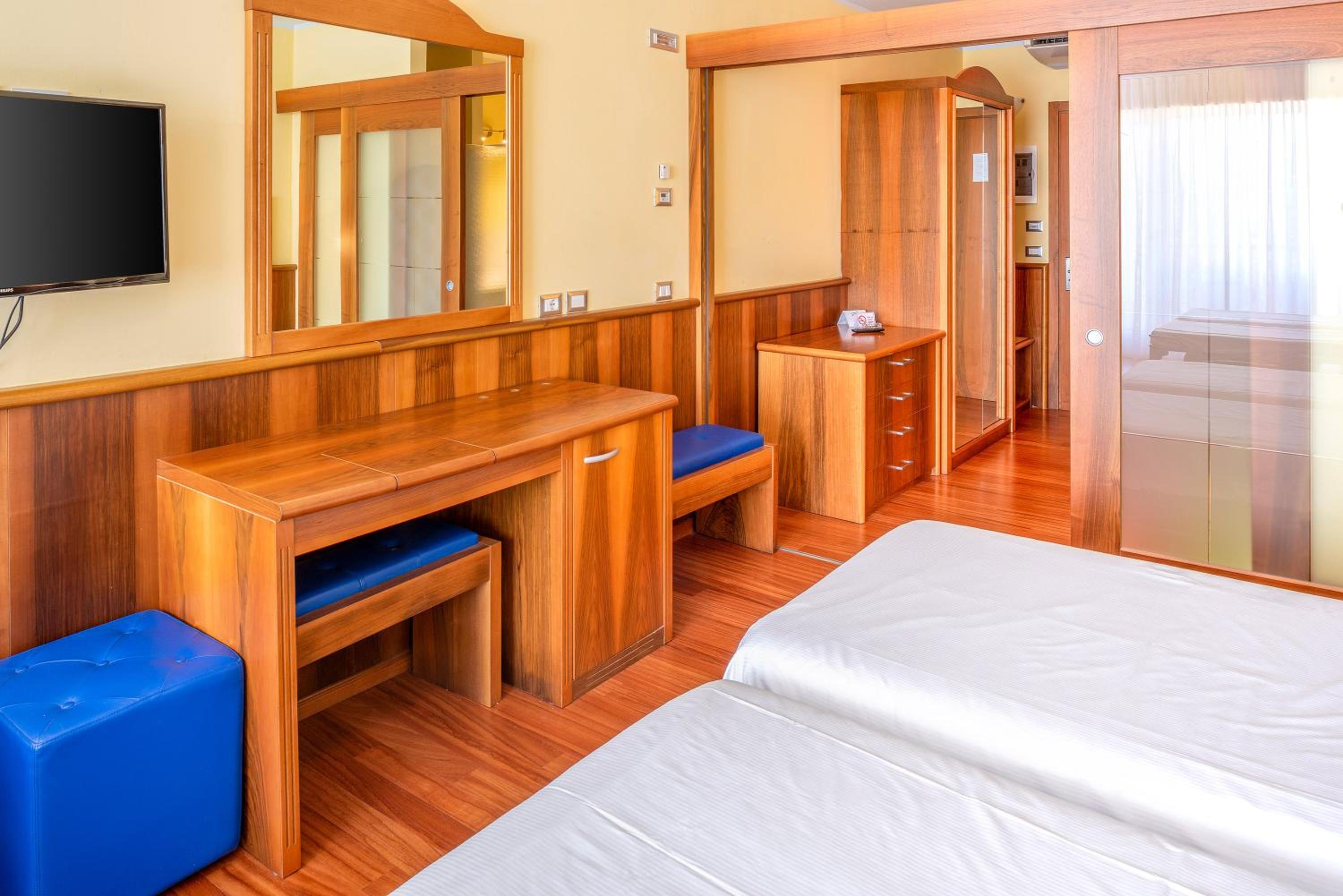 Deluxe Twin Room with Mountain View - Photo 3