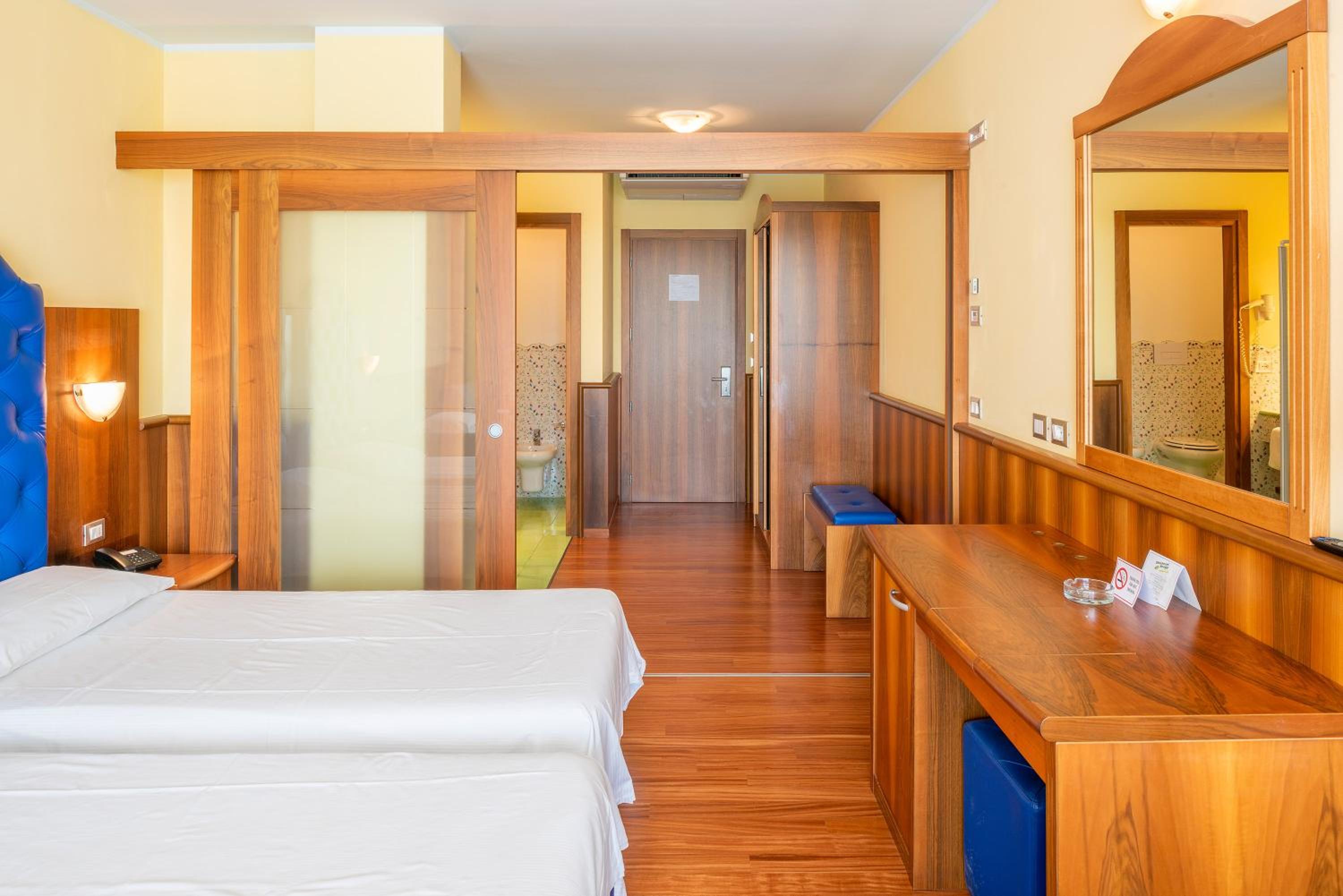 Deluxe Twin Room with Mountain View - Photo 5