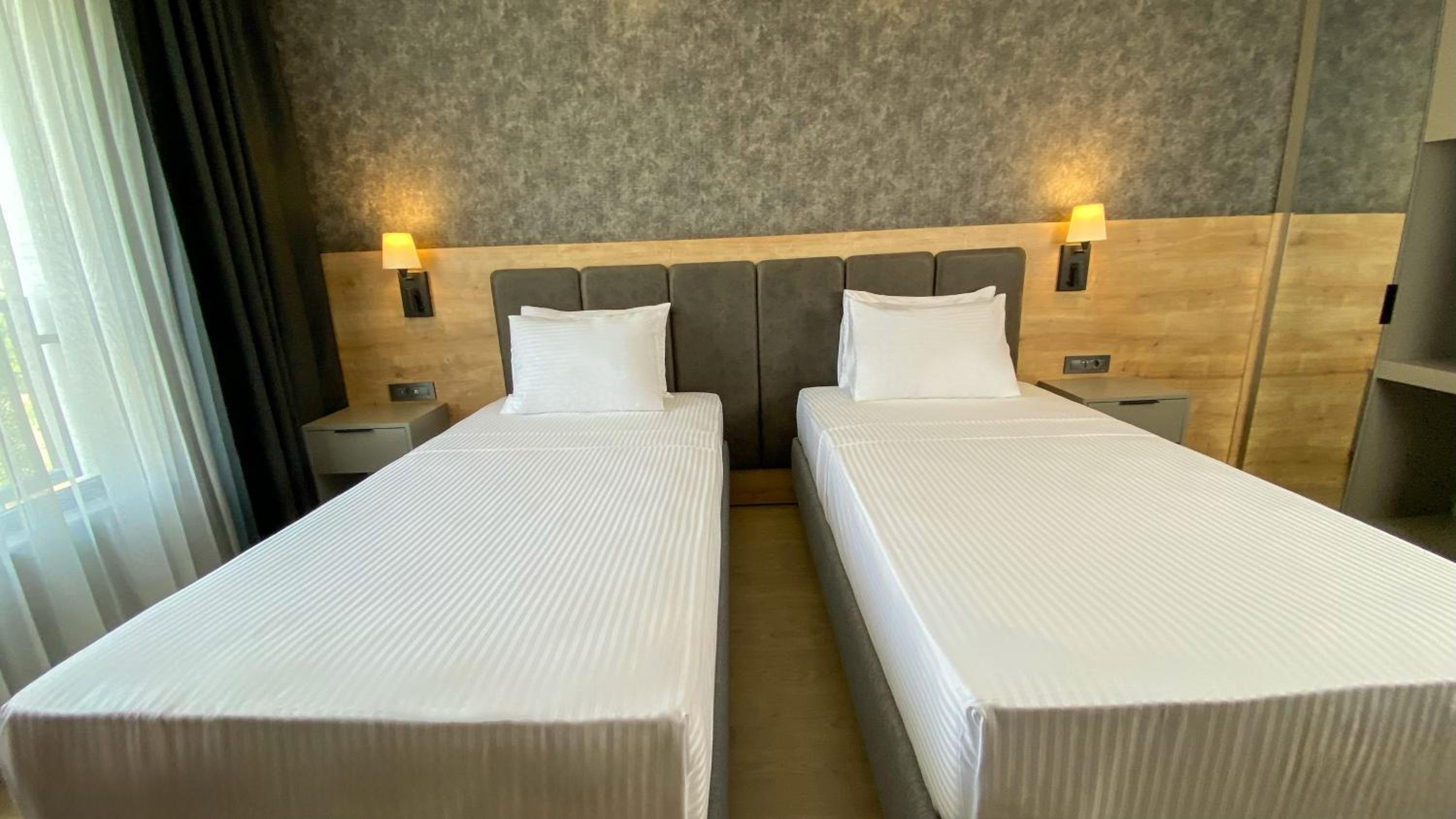 Standard Room with Twin Bed and Land Side - Photo 2