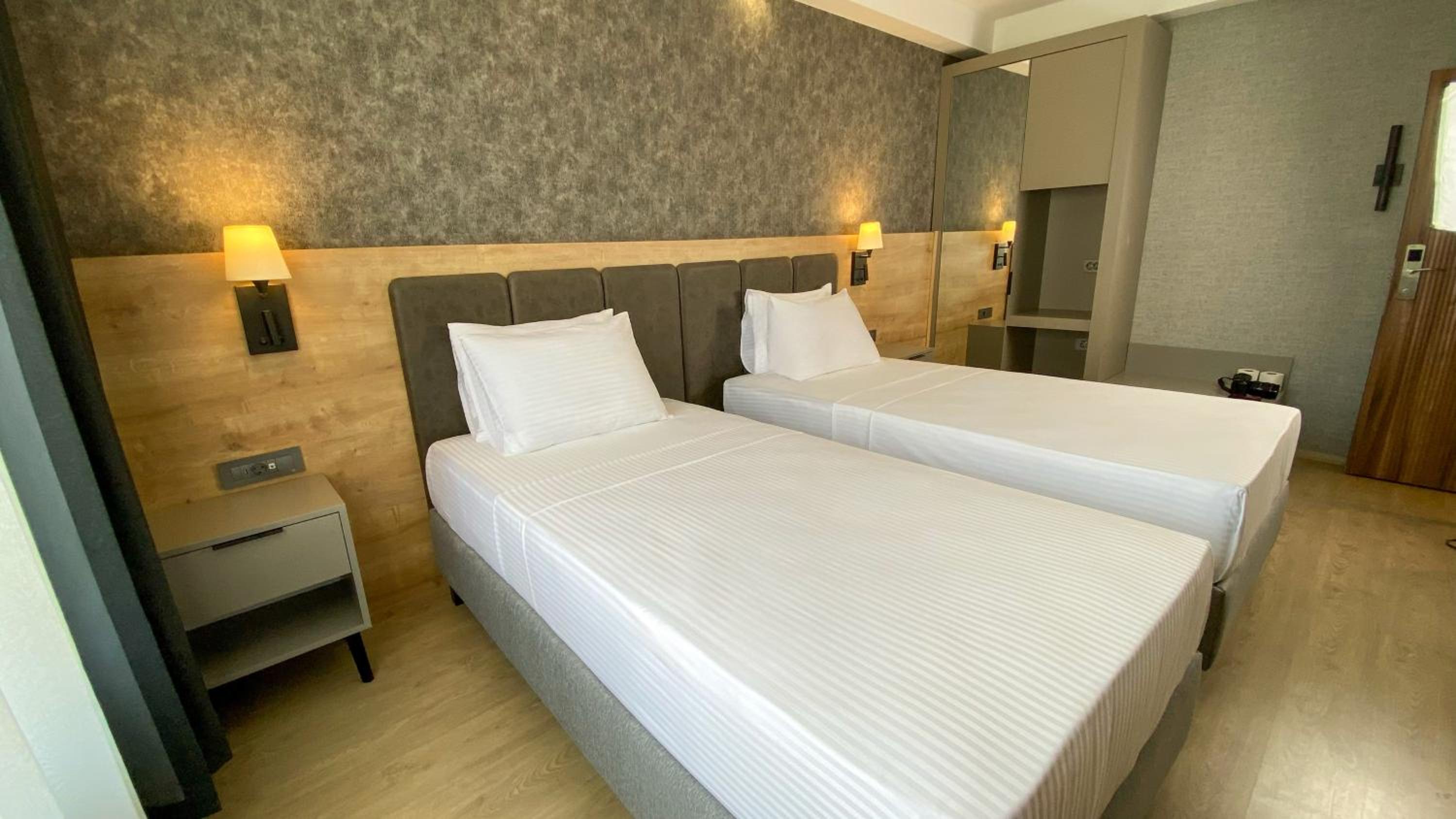 Standard Room with Twin Bed and Land Side - Photo 3