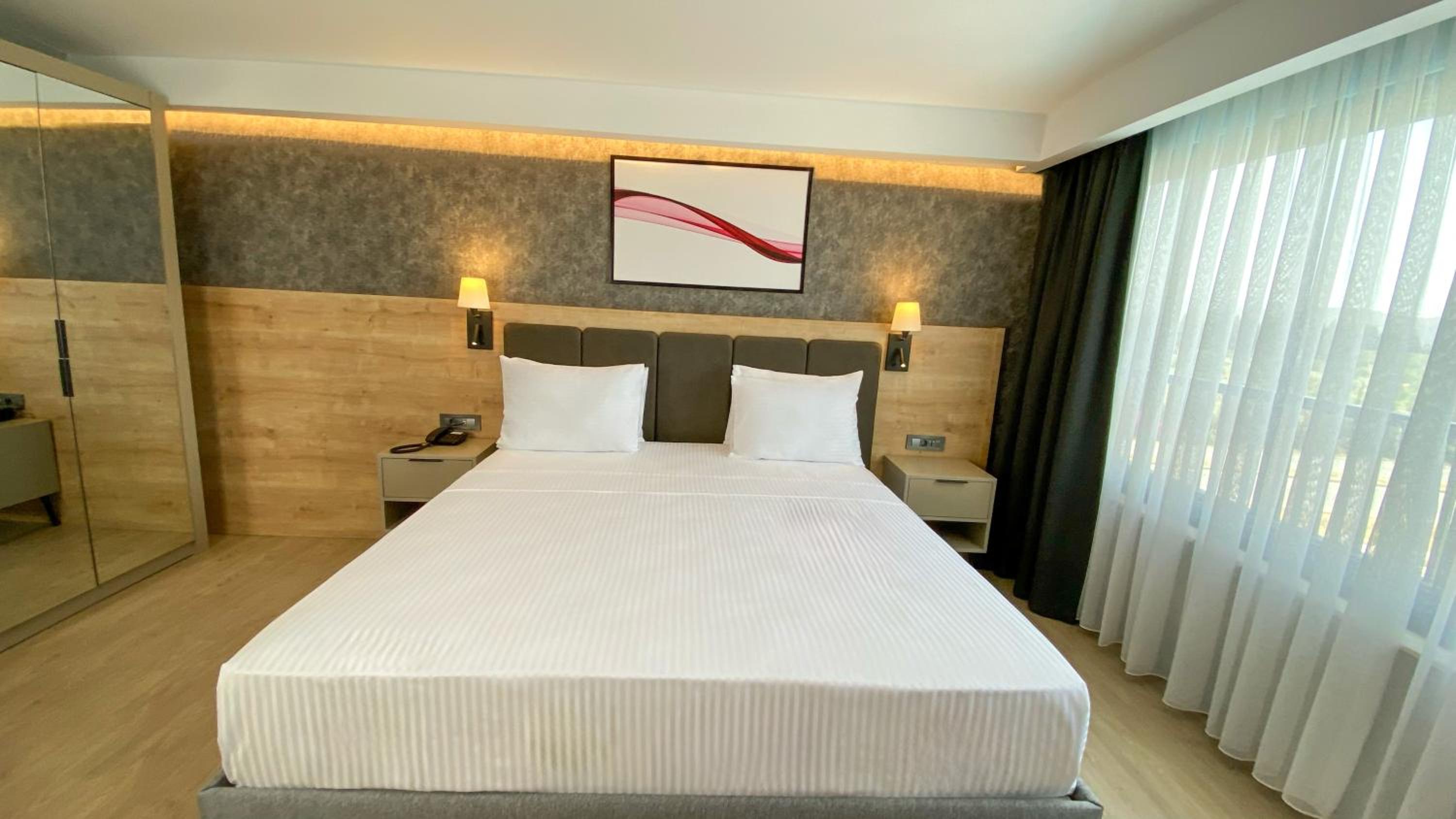 Standard Room with French Bed and Poolside - Photo 2
