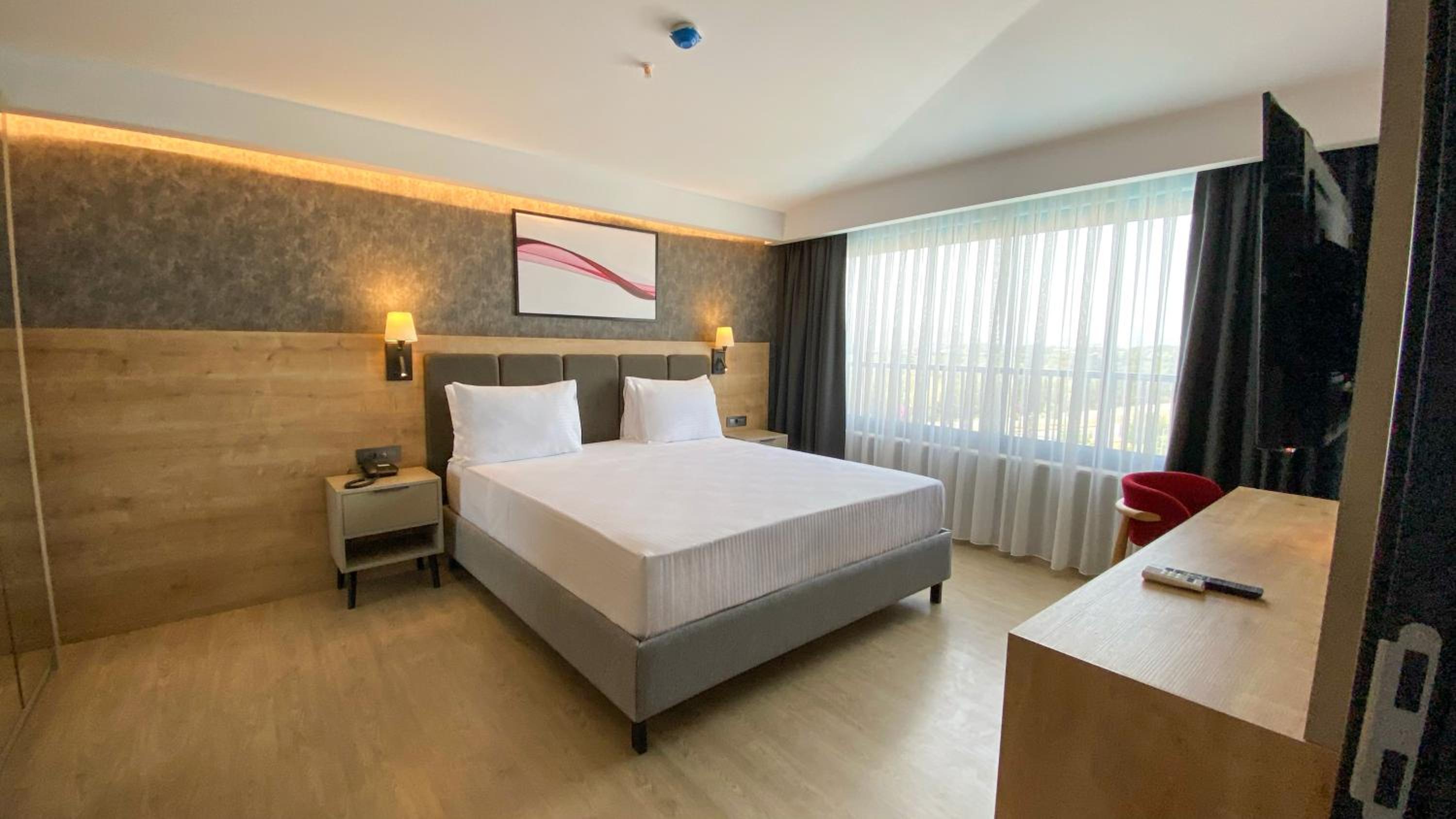 Standard Room with French Bed and Poolside - Photo 3