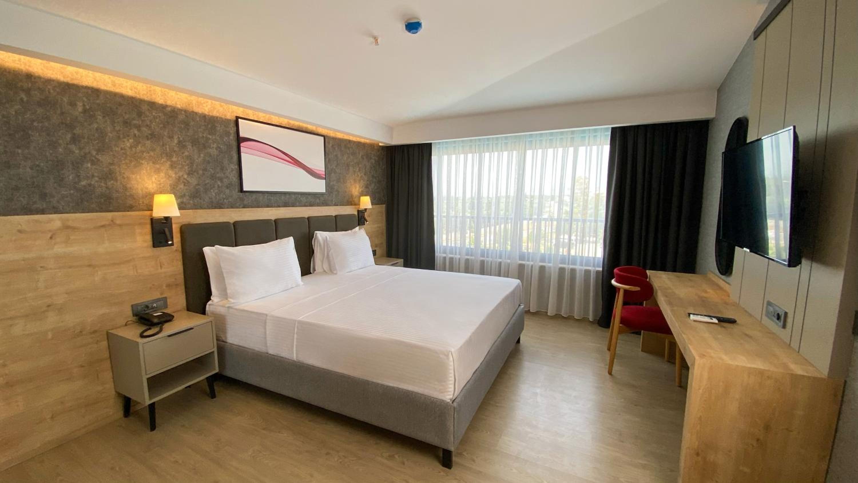 Standard Room with French Bed and Poolside - Photo 4