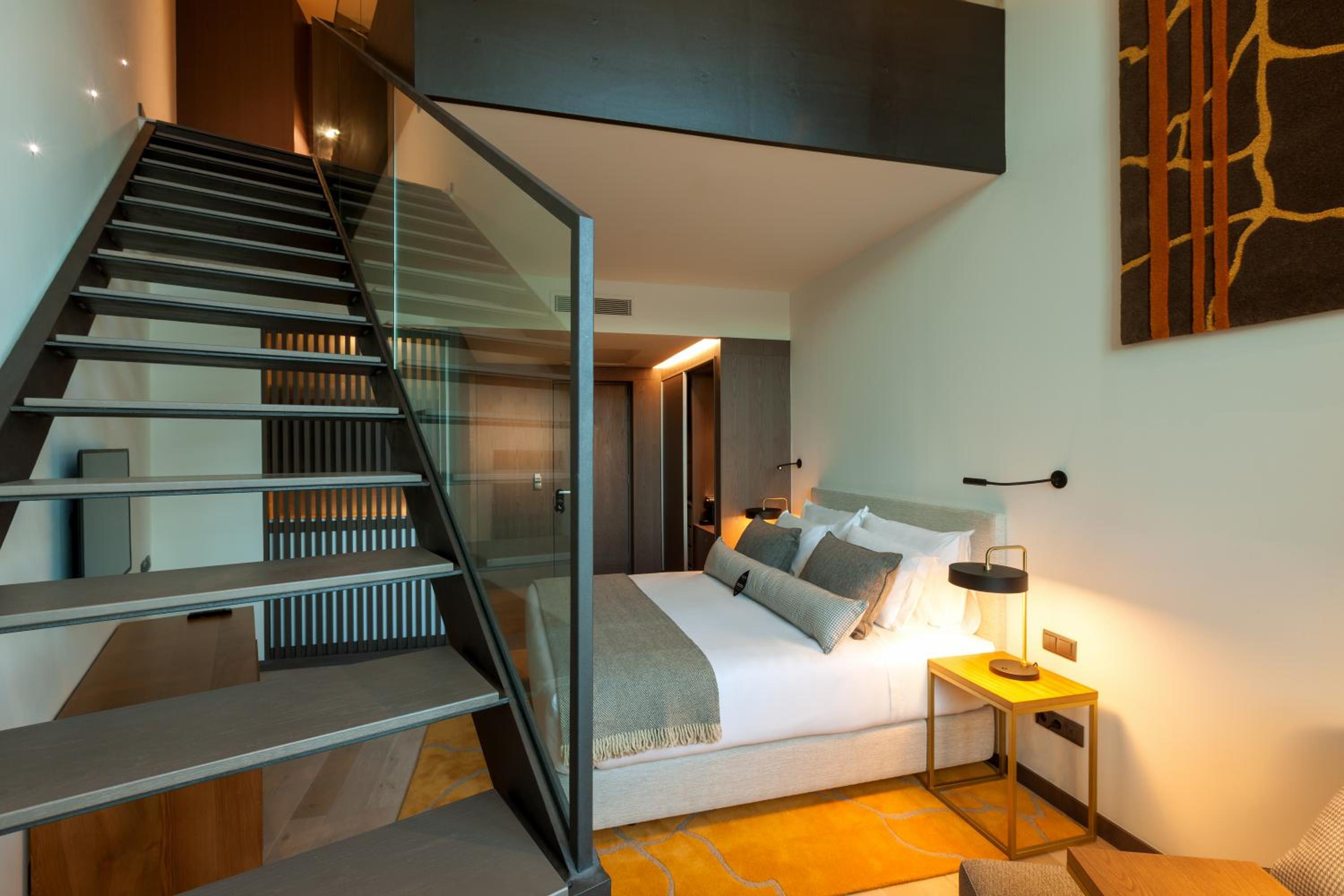 Suite with River View thumbnail 6