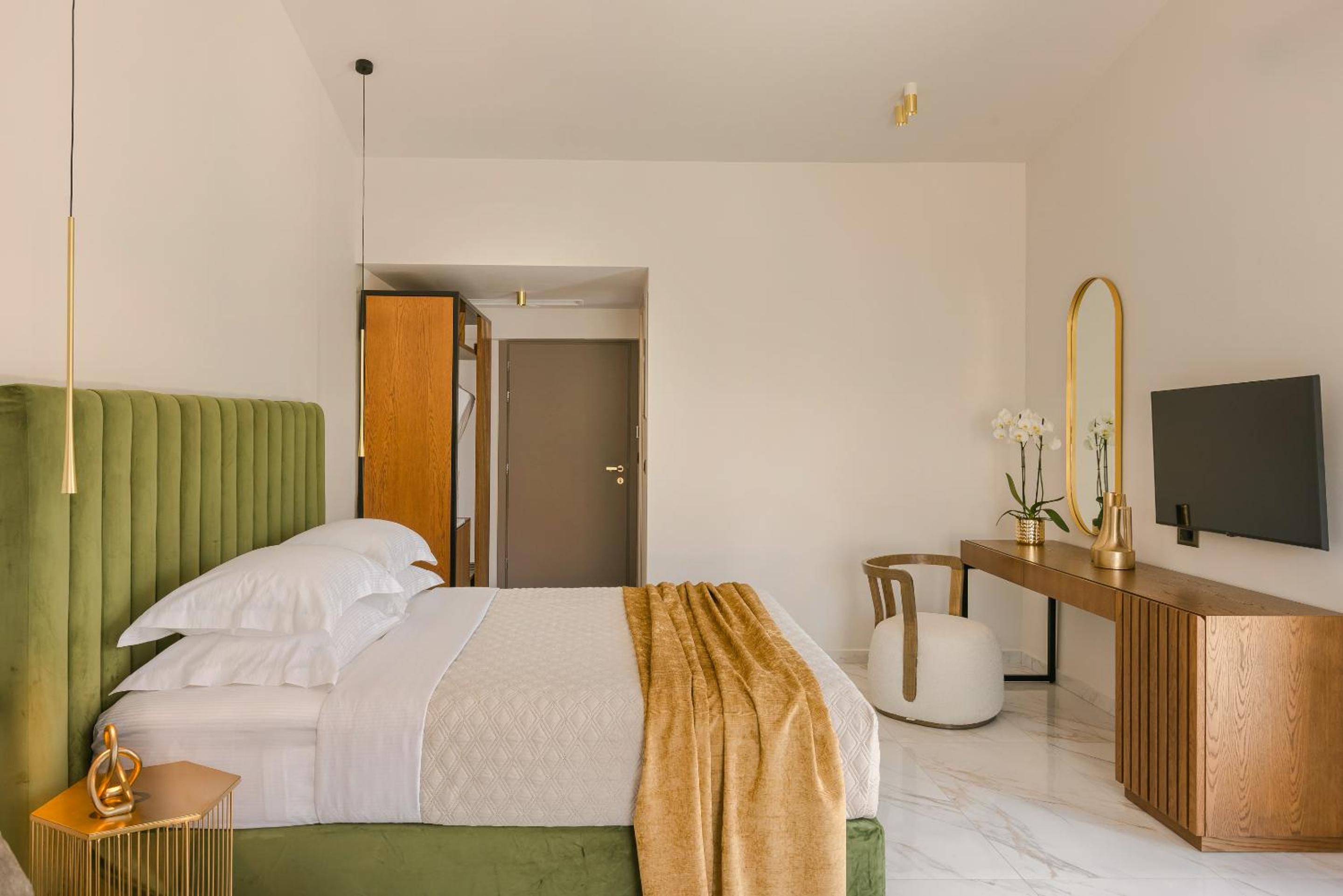 Deluxe King Suite photo 3