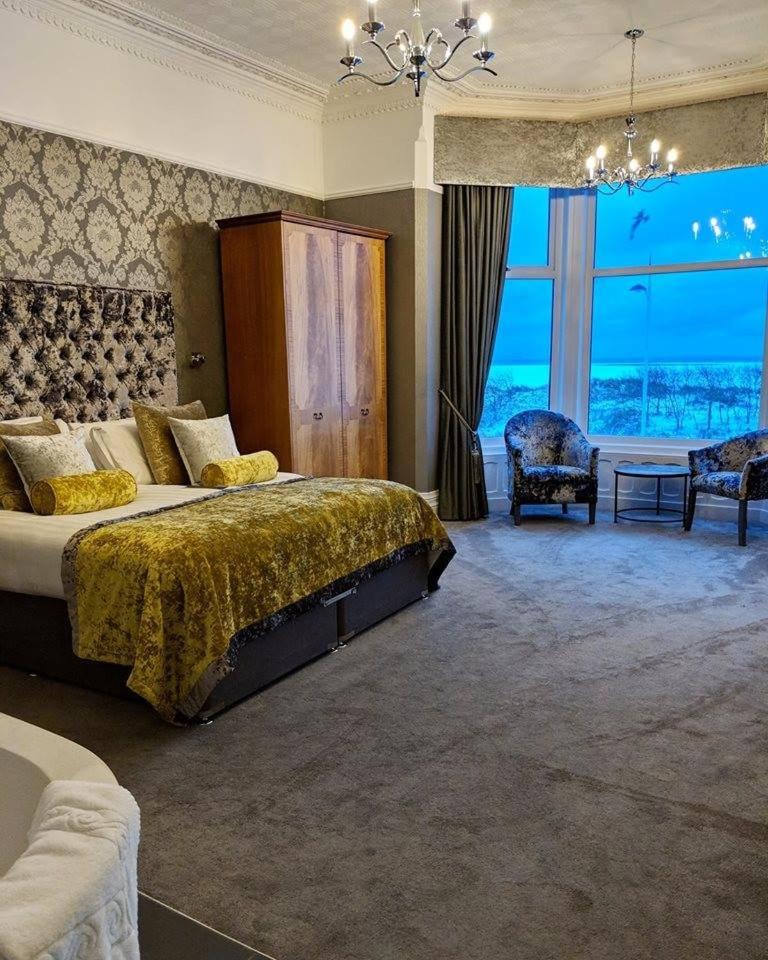 Deluxe Queen Room with Two Single Beds and View - Photo 1