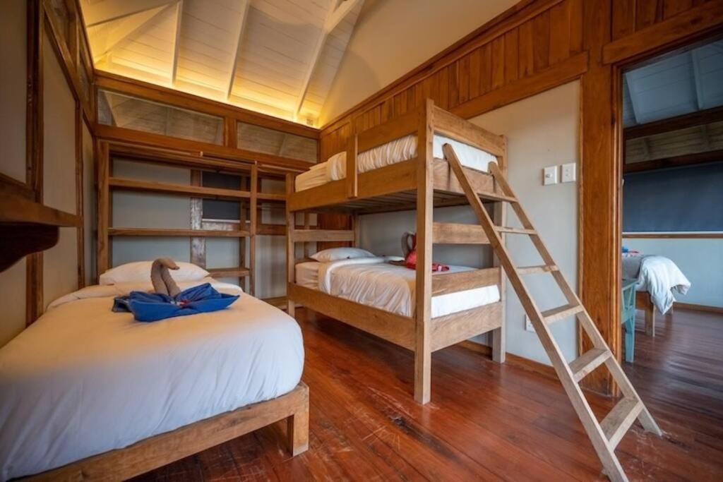 Five-Bedroom House photo 1