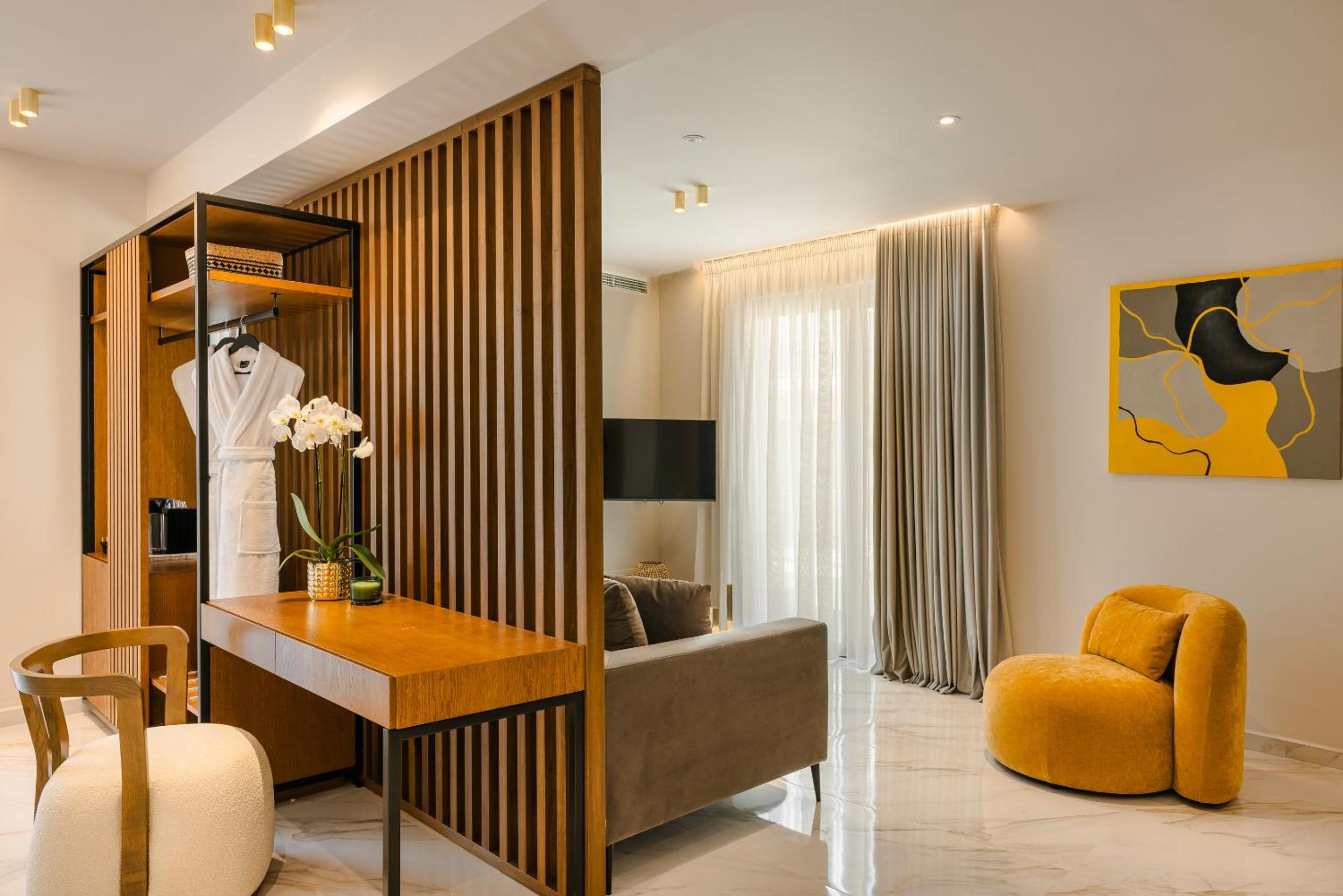 King Suite with Balcony photo 2