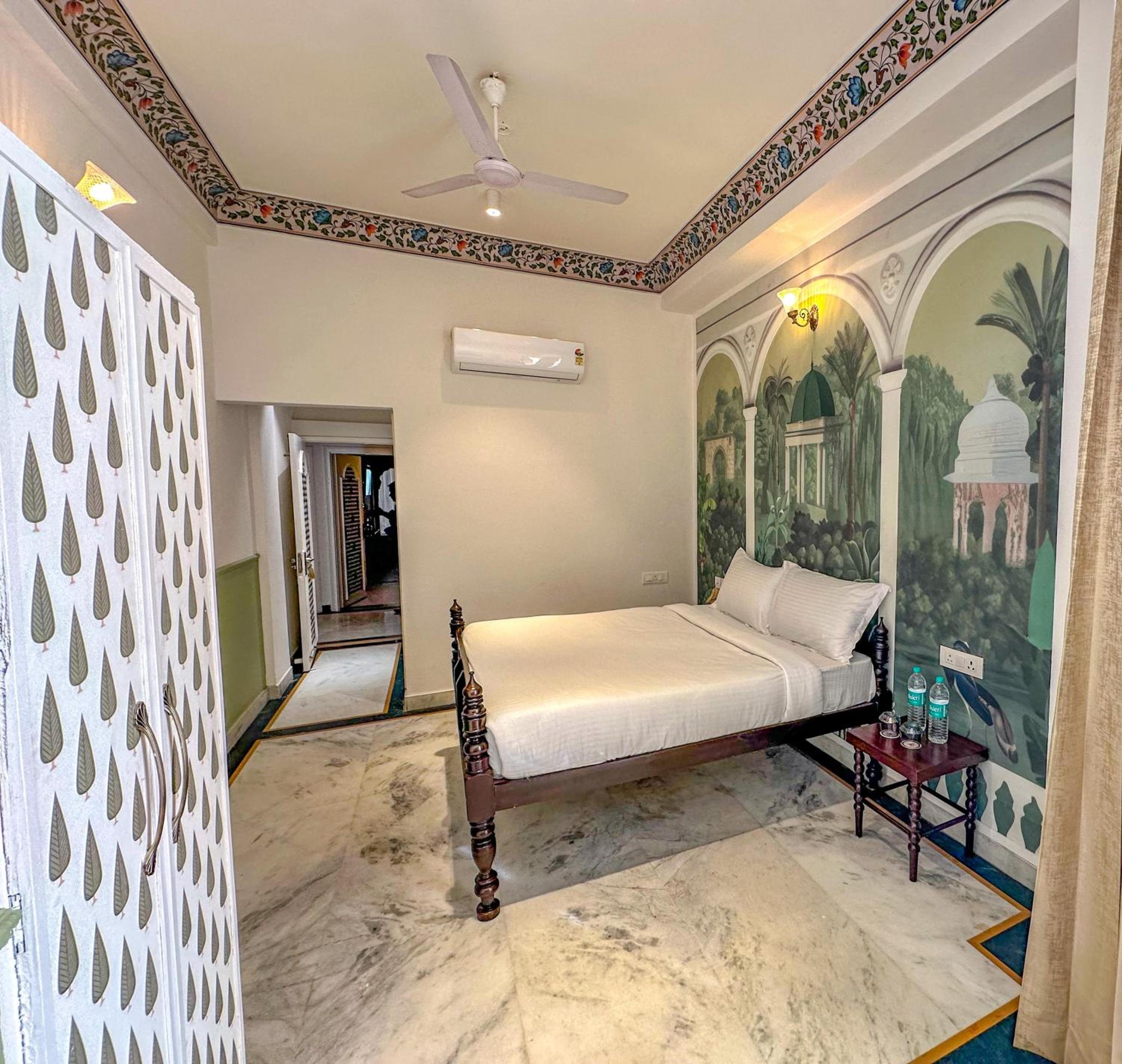 Deluxe Room - Photo 12