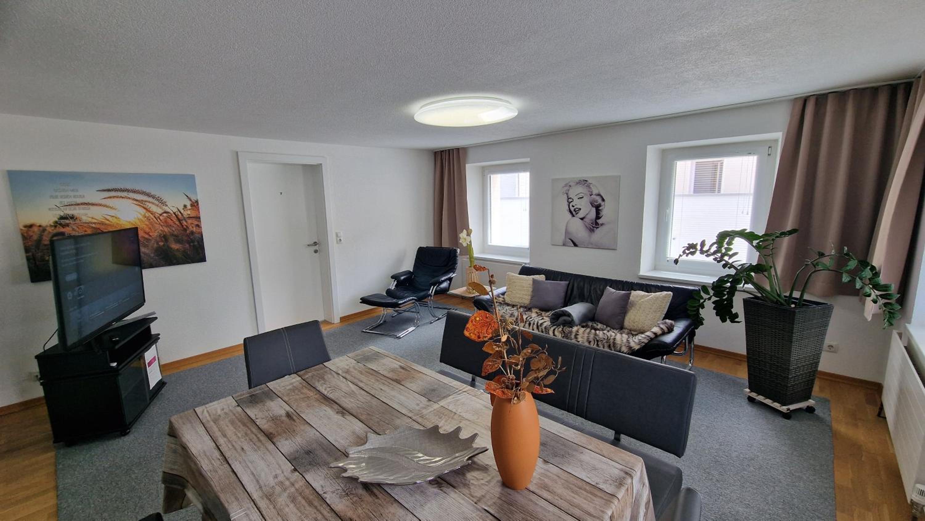 Three-Bedroom Apartment - High Floor photo 1