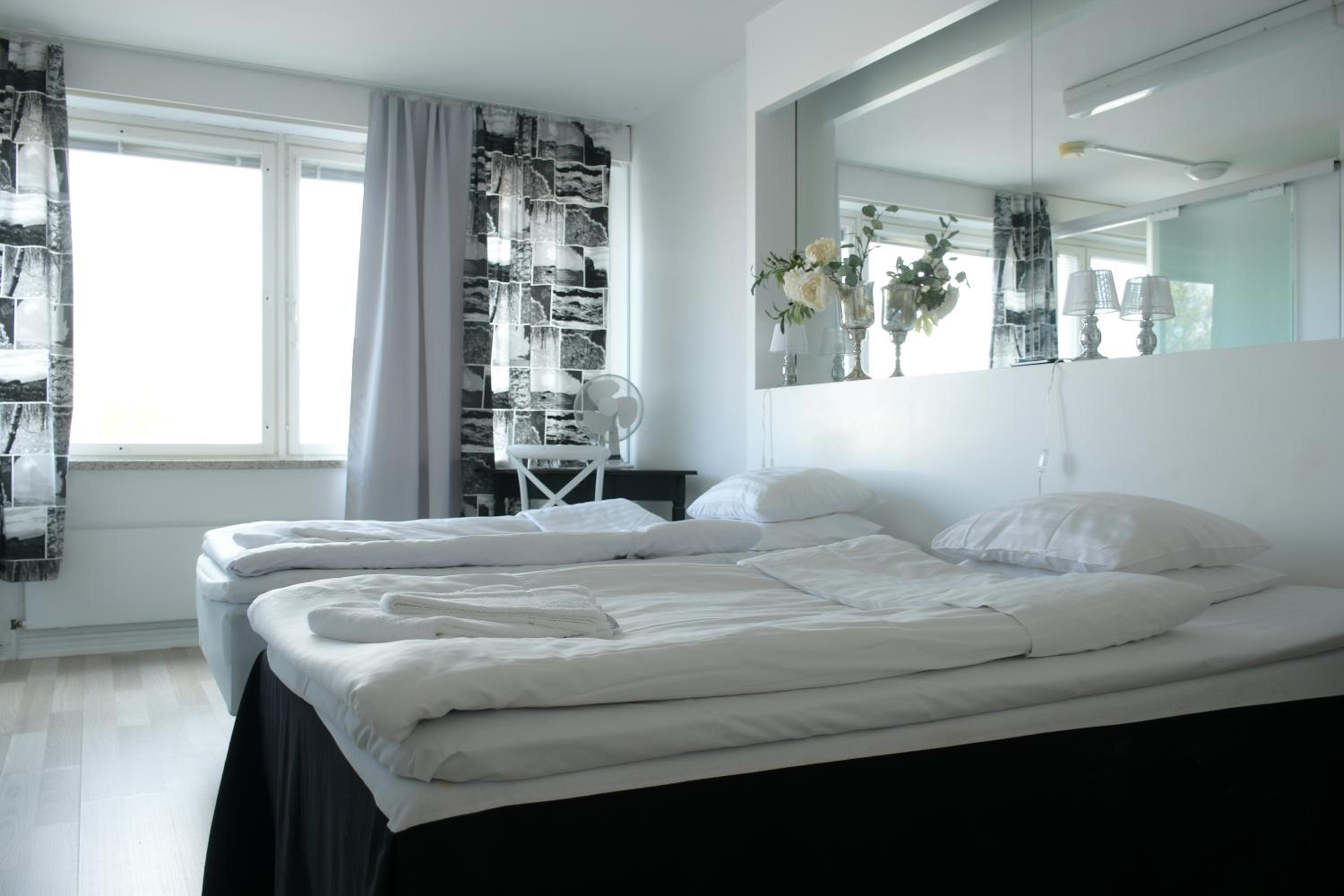 One-Bedroom Apartment - Non-Smoking photo 1