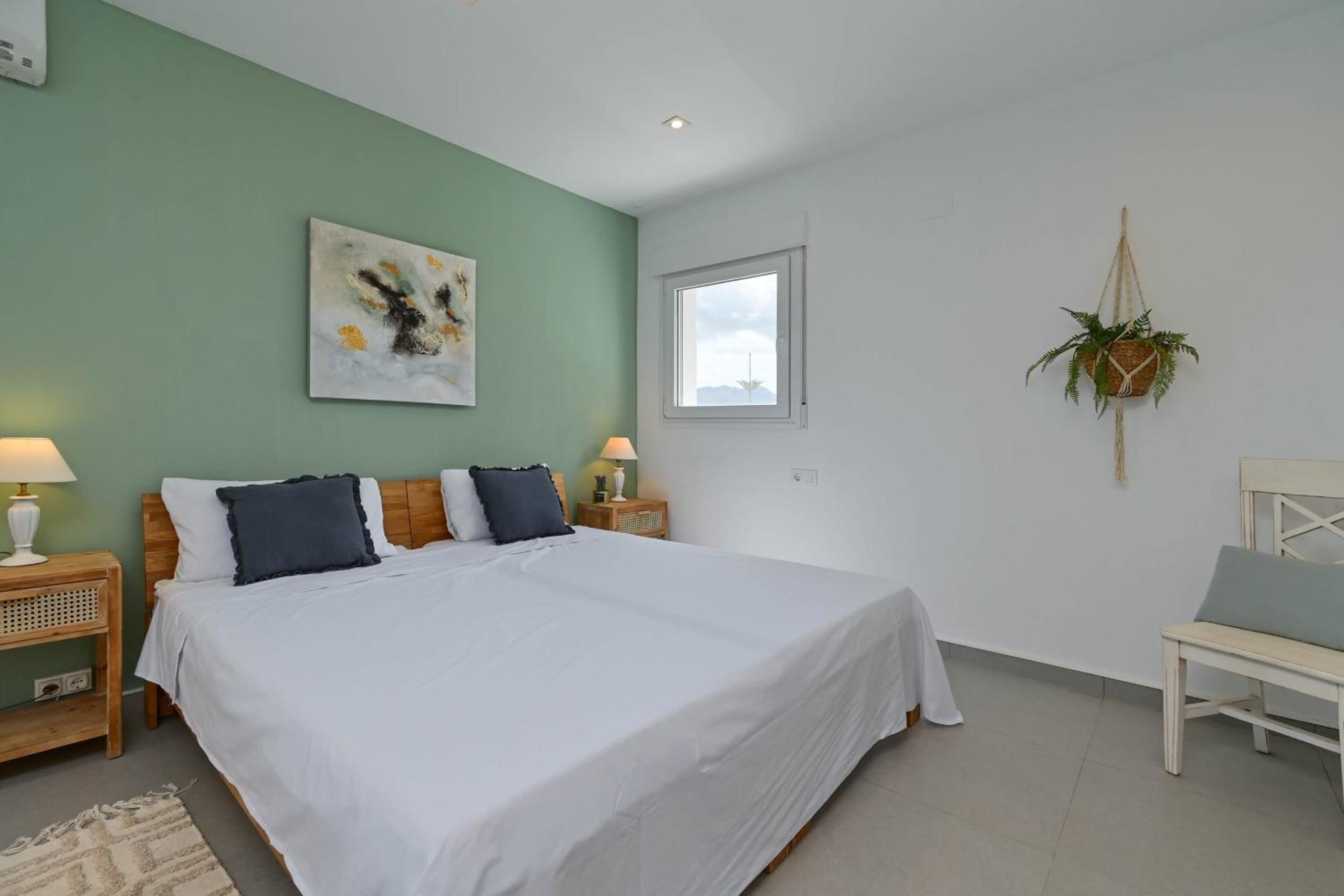 Six-Bedroom House photo 3