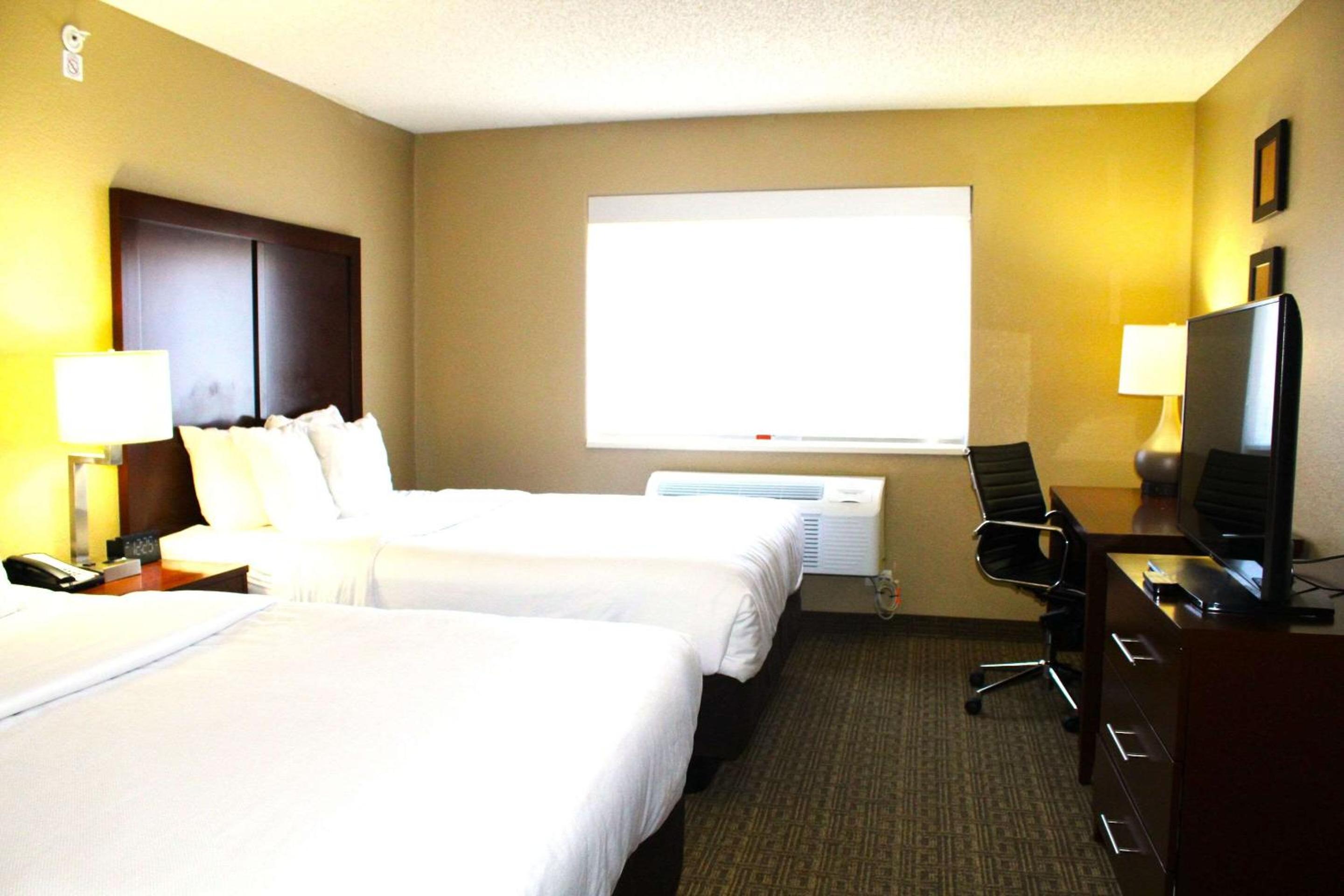 Queen Suite with Two Queen Beds - Non-Smoking - Photo 3