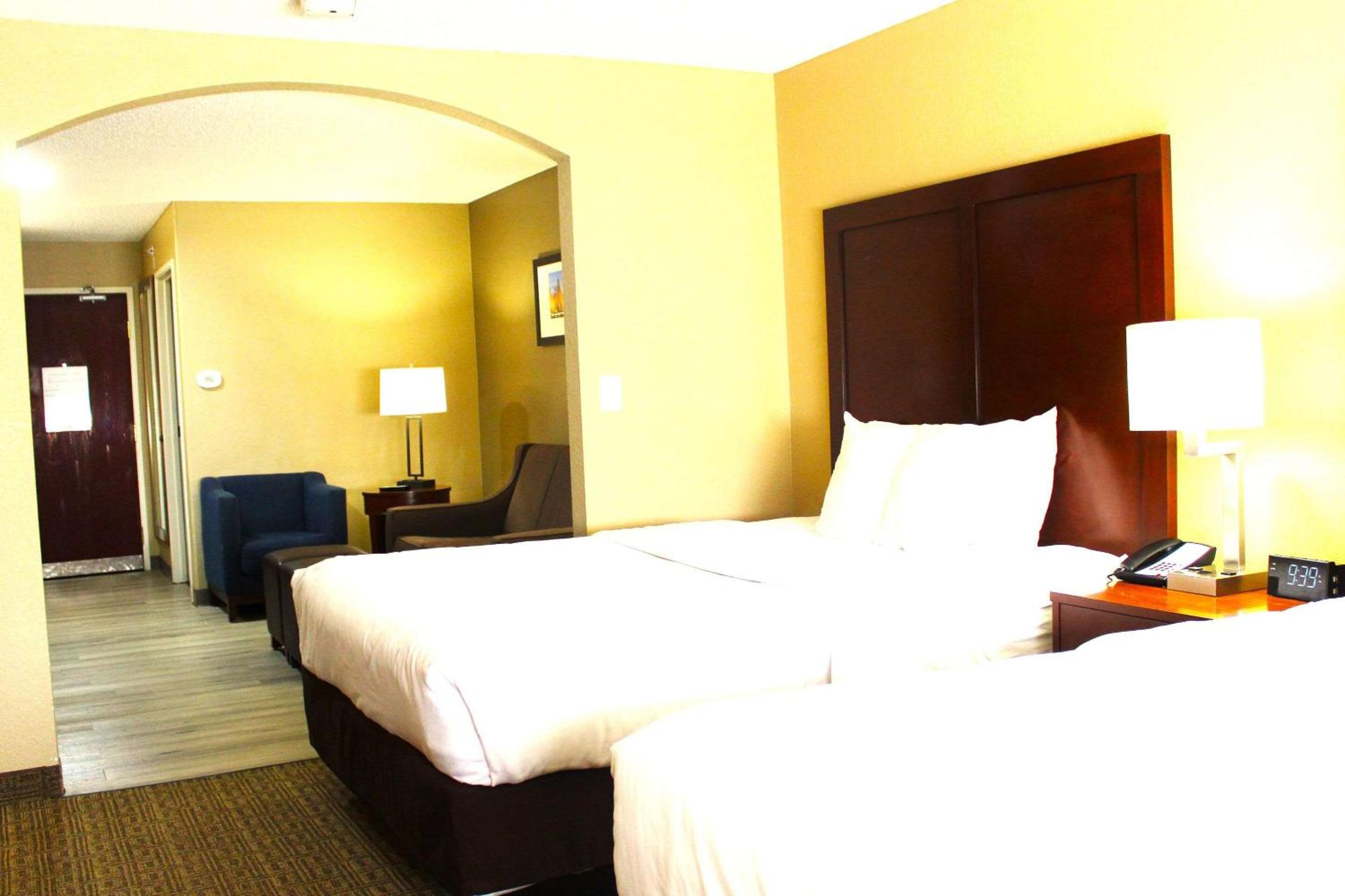 Queen Suite with Two Queen Beds - Non-Smoking - Photo 5