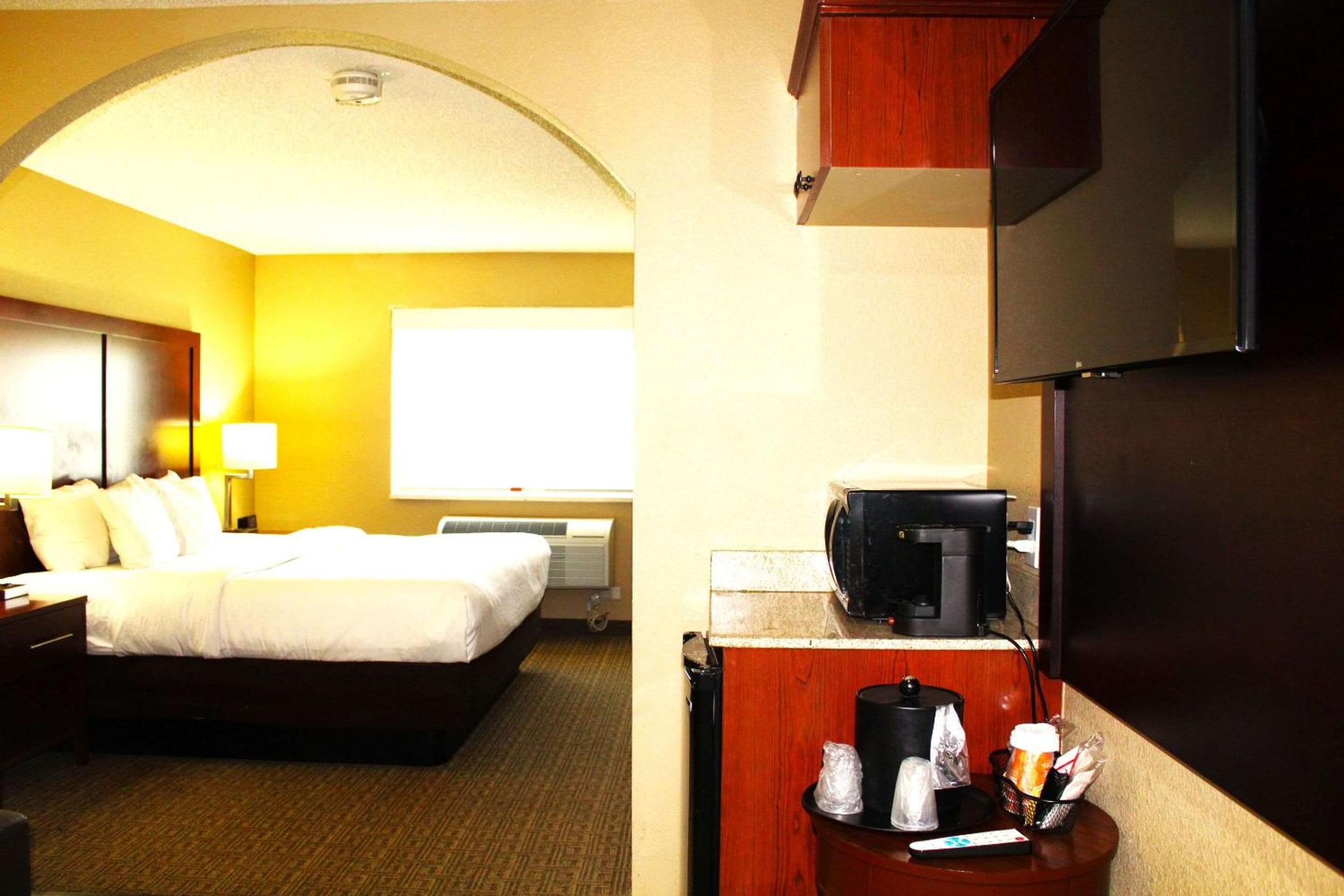 Business King Suite - Accessible/Non-Smoking - Photo 3