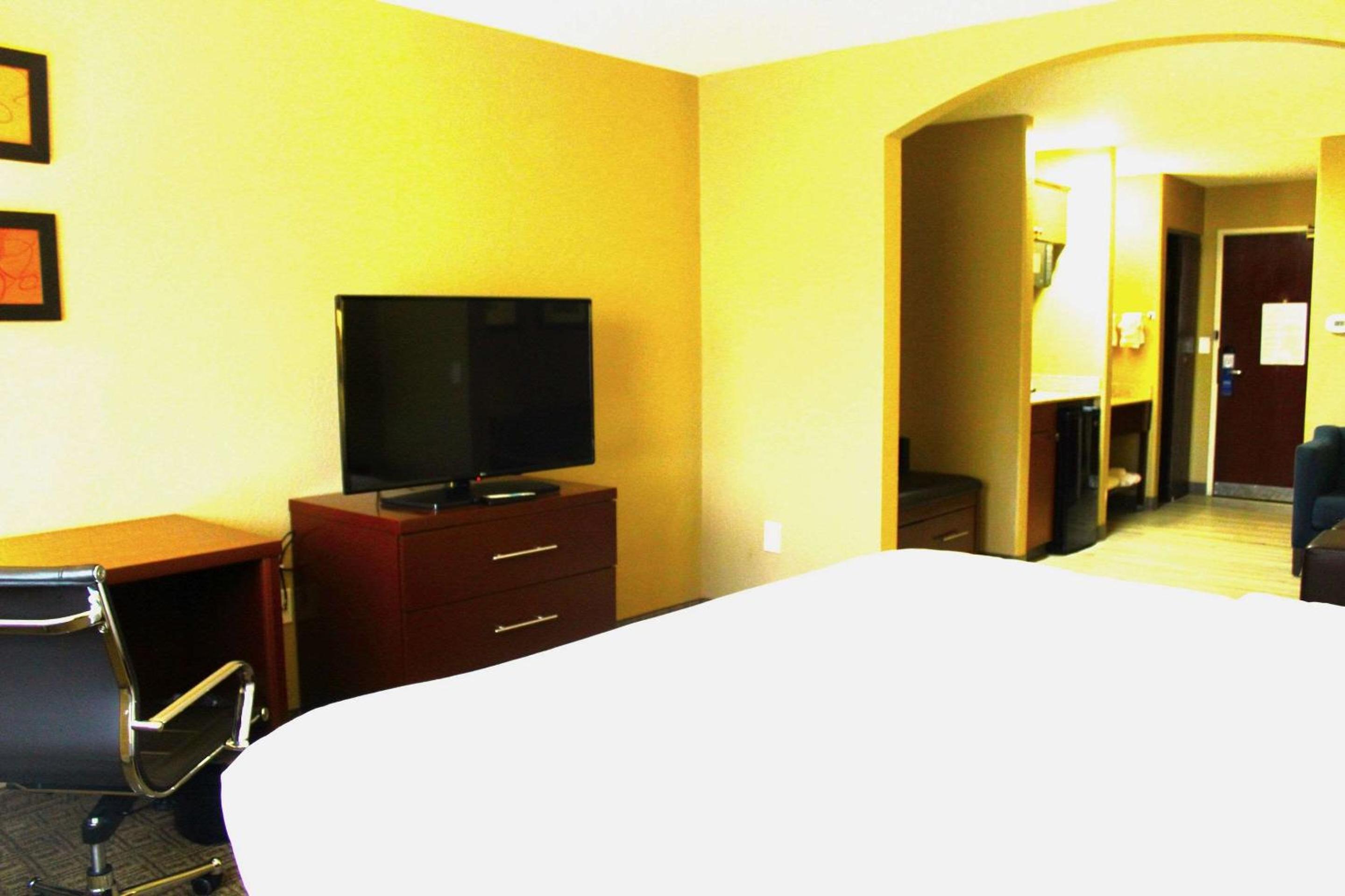 King Suite - Non-Smoking - Photo 4