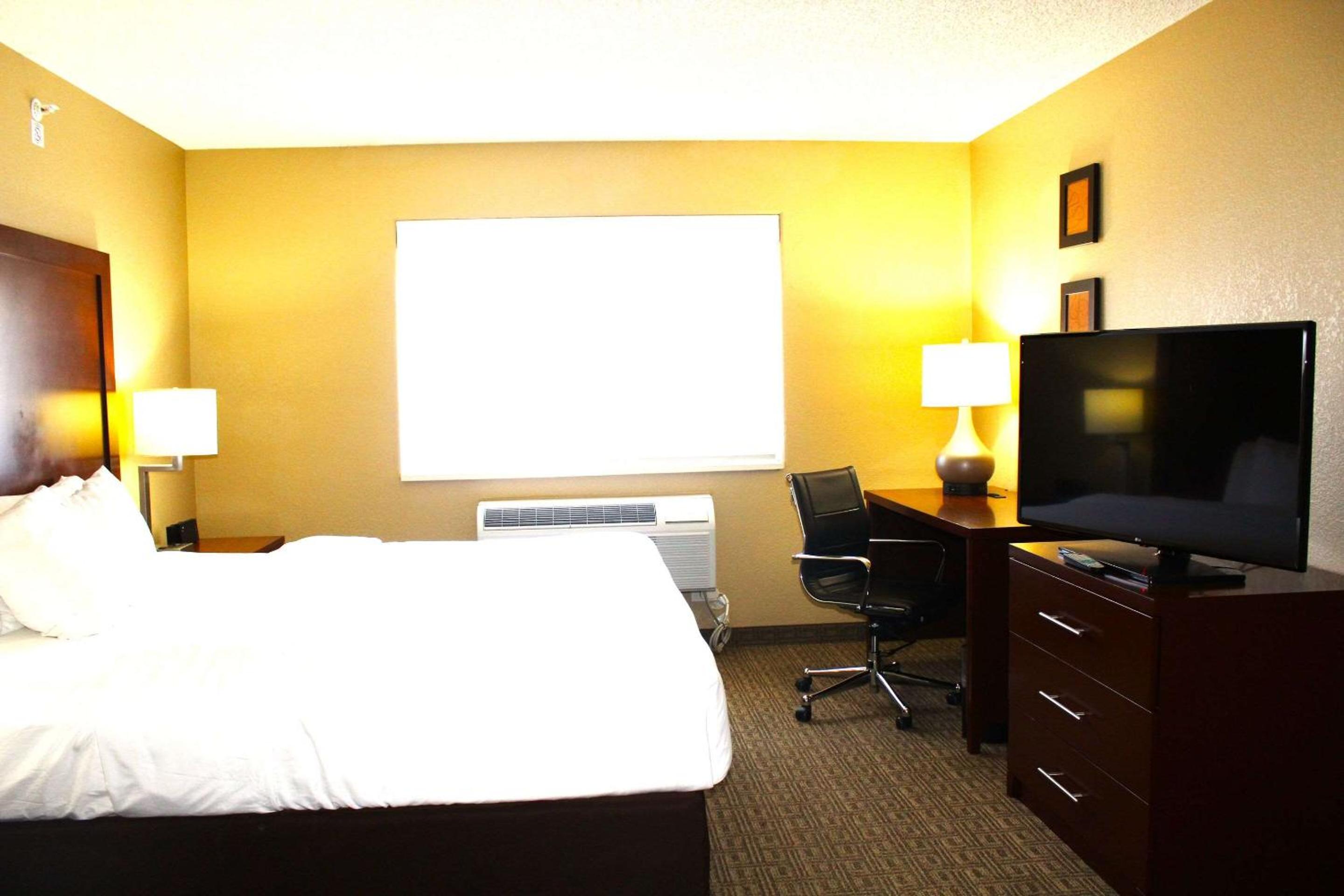 King Suite - Non-Smoking - Photo 5
