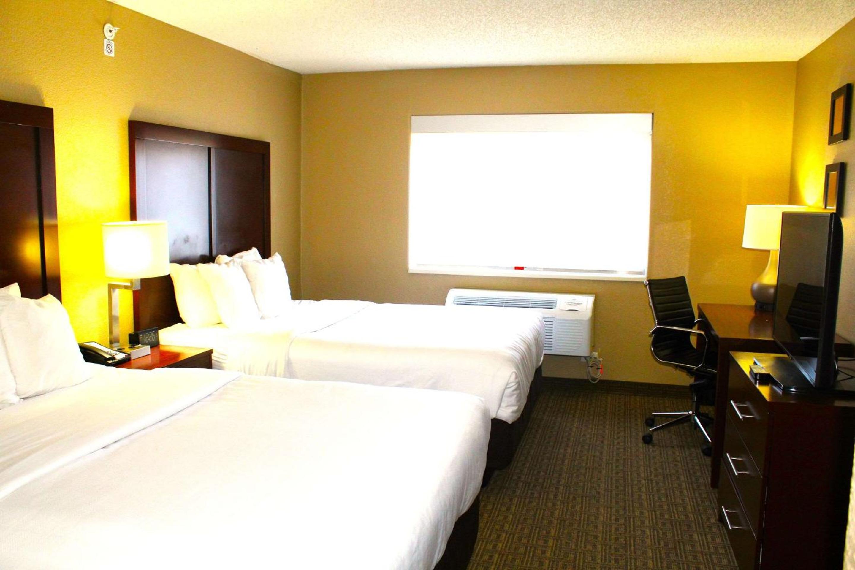 Queen Suite with Two Queen Beds - Non-Smoking - Photo 6