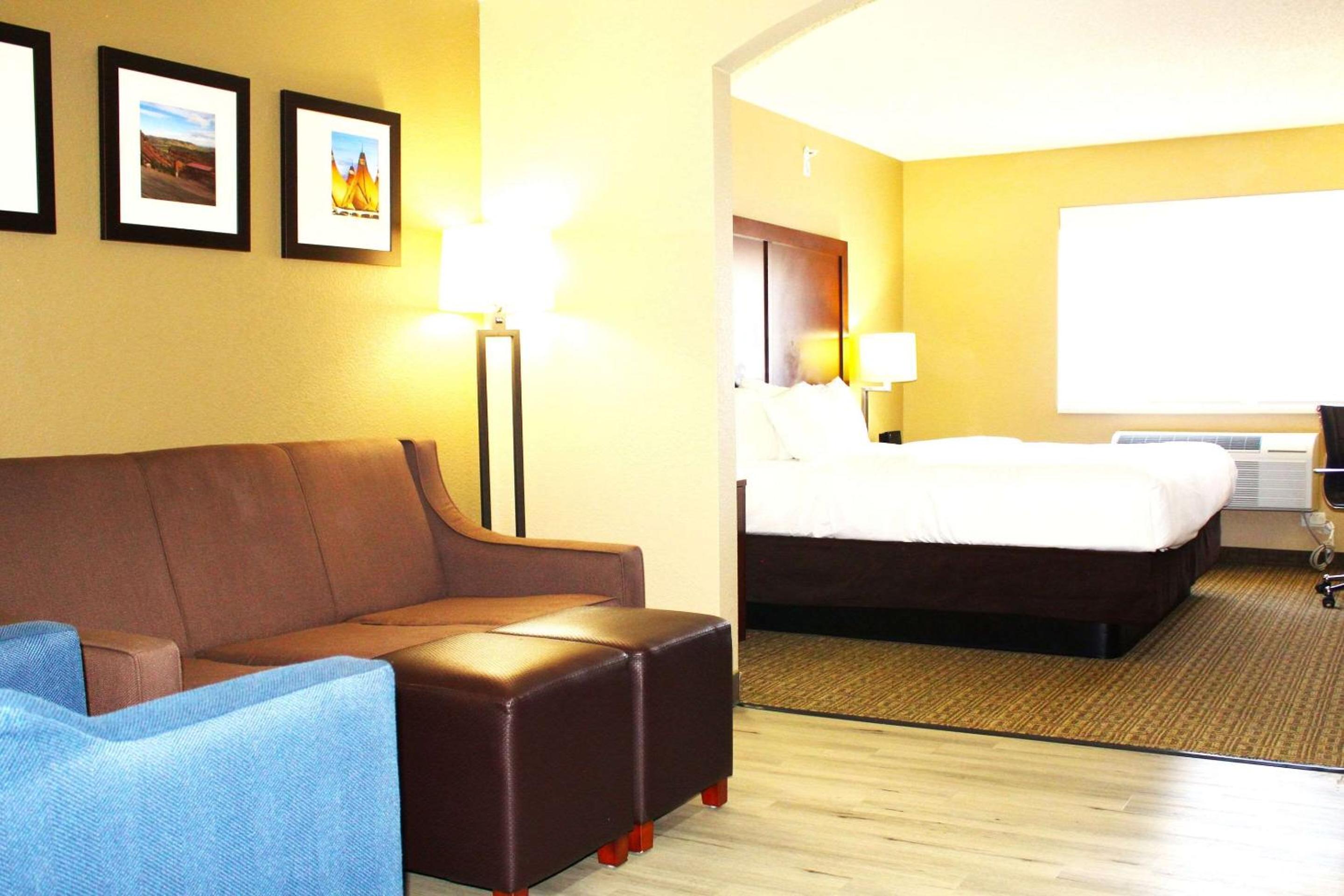 King Suite - Non-Smoking - Photo 3