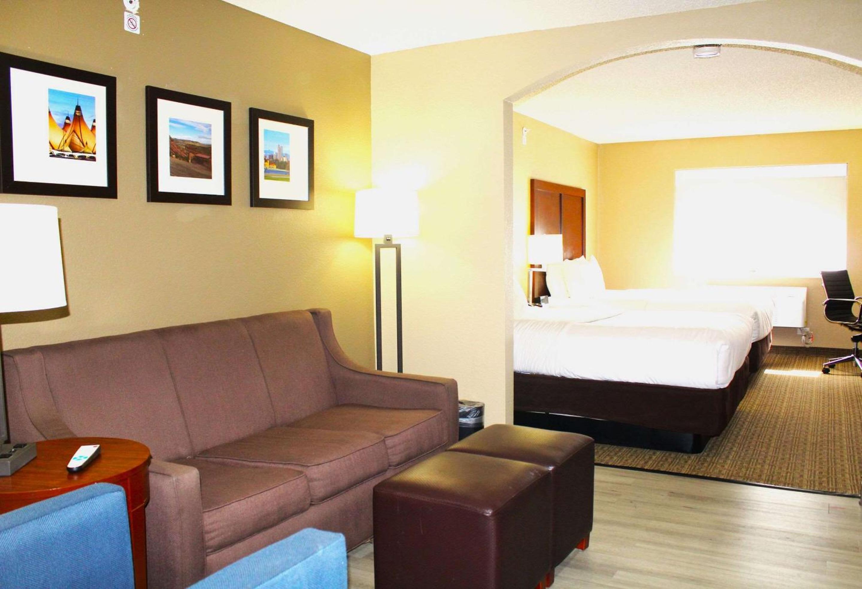 Queen Suite with Two Queen Beds - Non-Smoking - Photo 7