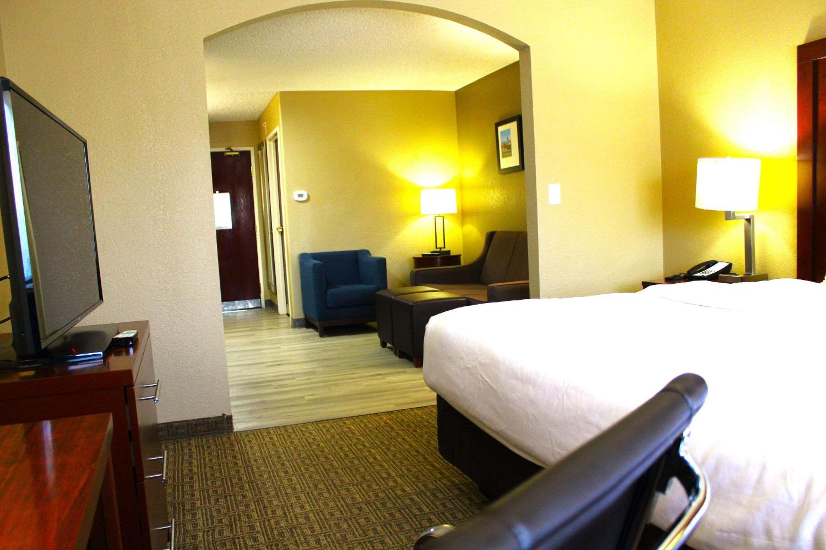 King Suite - Non-Smoking - Photo 2