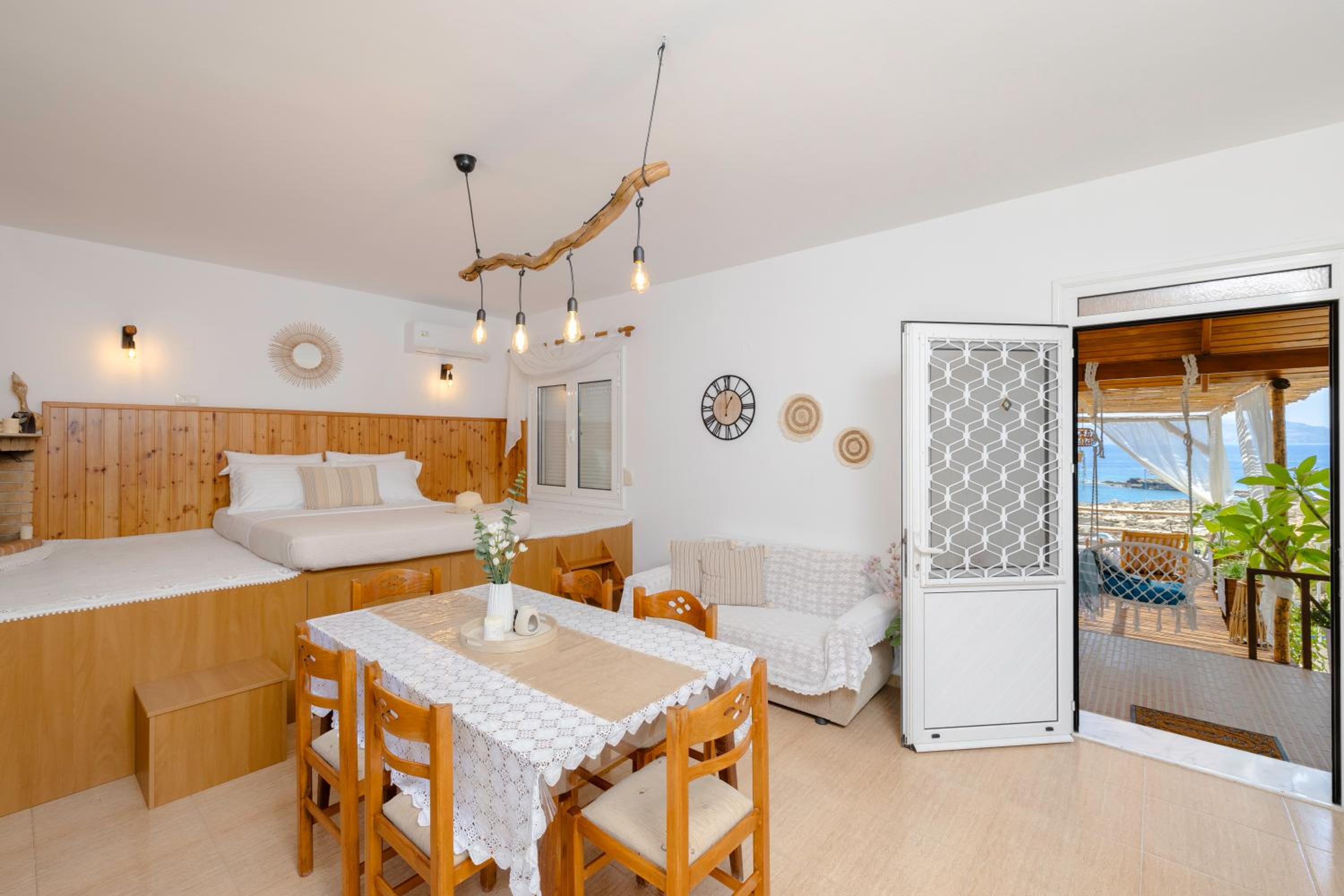 One-Bedroom House photo 1