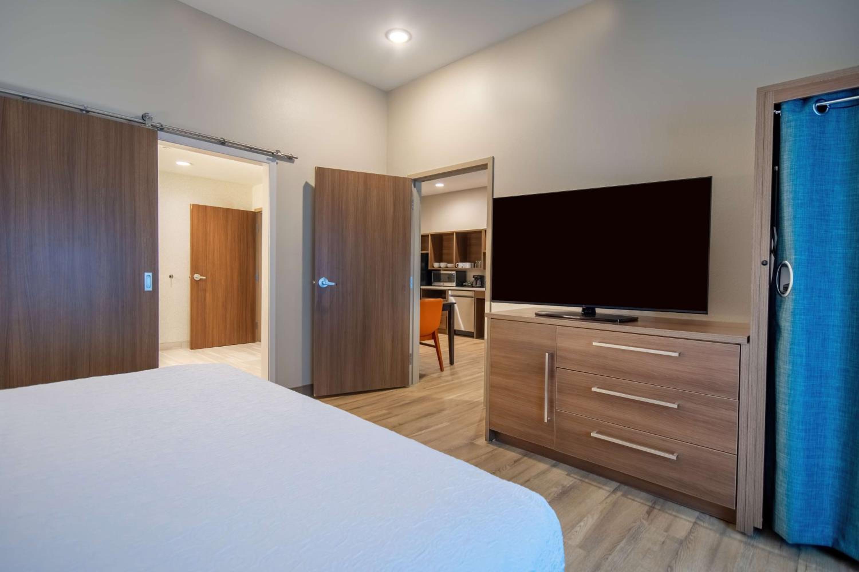 One-Bedroom King Suite - Photo 2