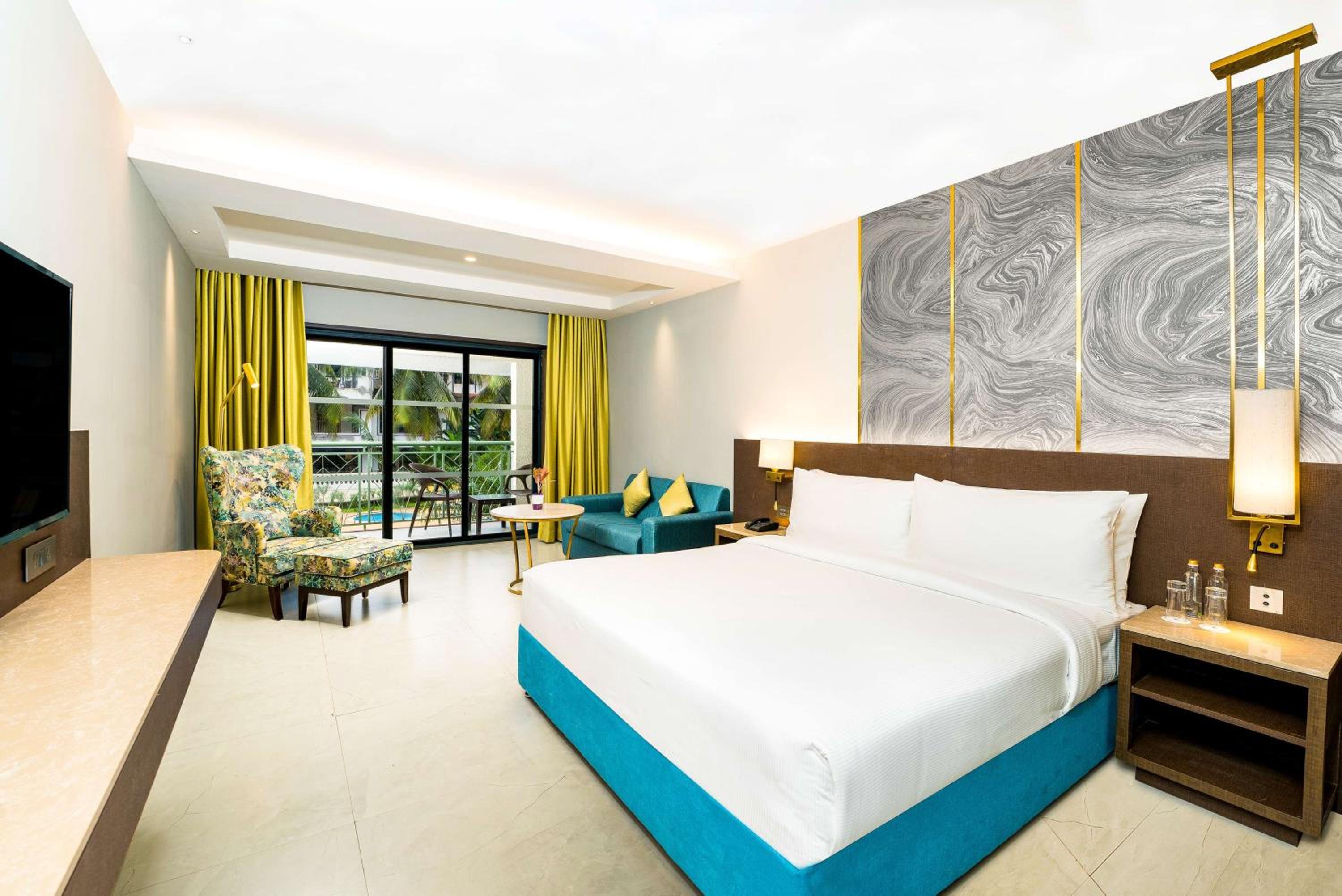 Deluxe King Room with Pool View - 20% Discount on Food at Flame, Happy Hours 1+1 from 4pm to 6 pm - Photo 1