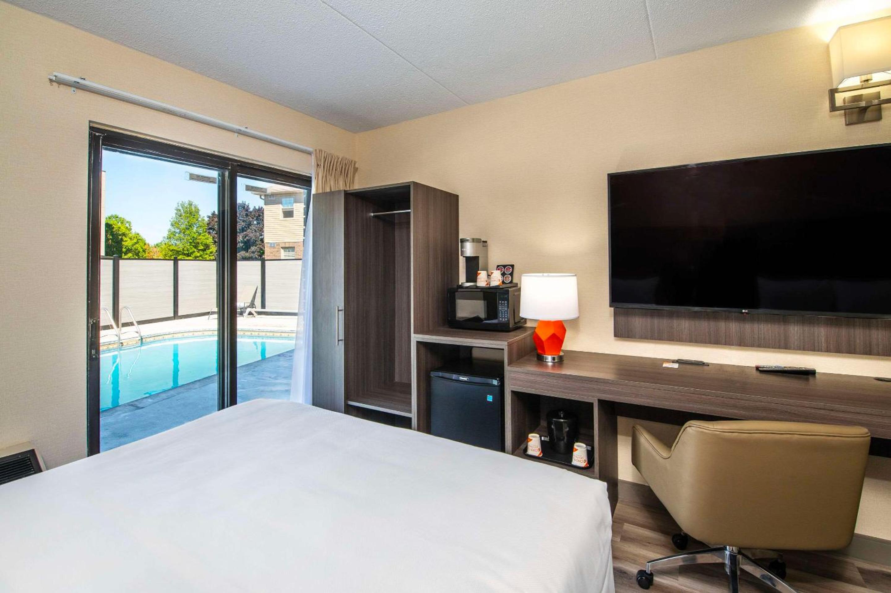 Superior Queen Room with Two Queen Beds - Non-Smoking - Photo 4